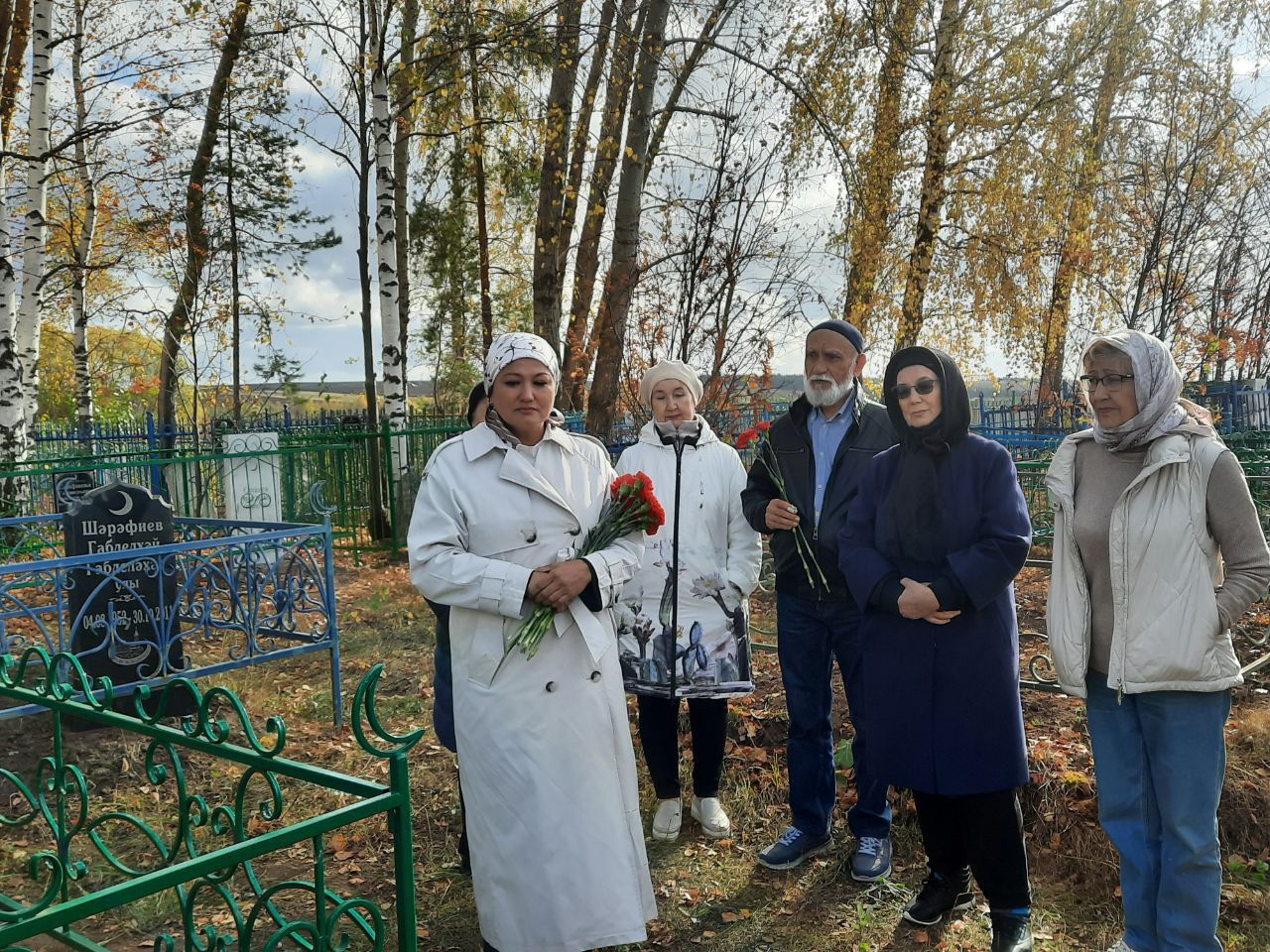 В селе Яныль актеры театра Галиаскара Камала почтили память ушедших коллег