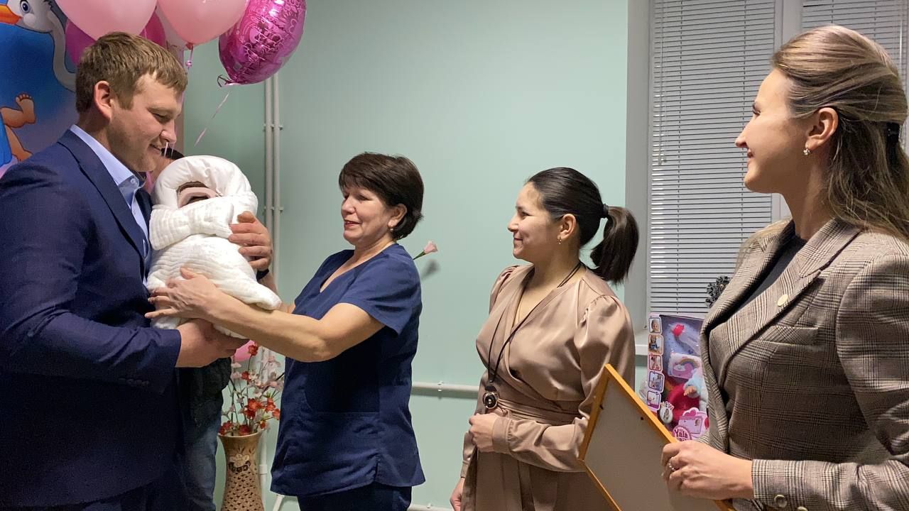 В Кукморском роддоме прошла торжественная выписка новорожденного