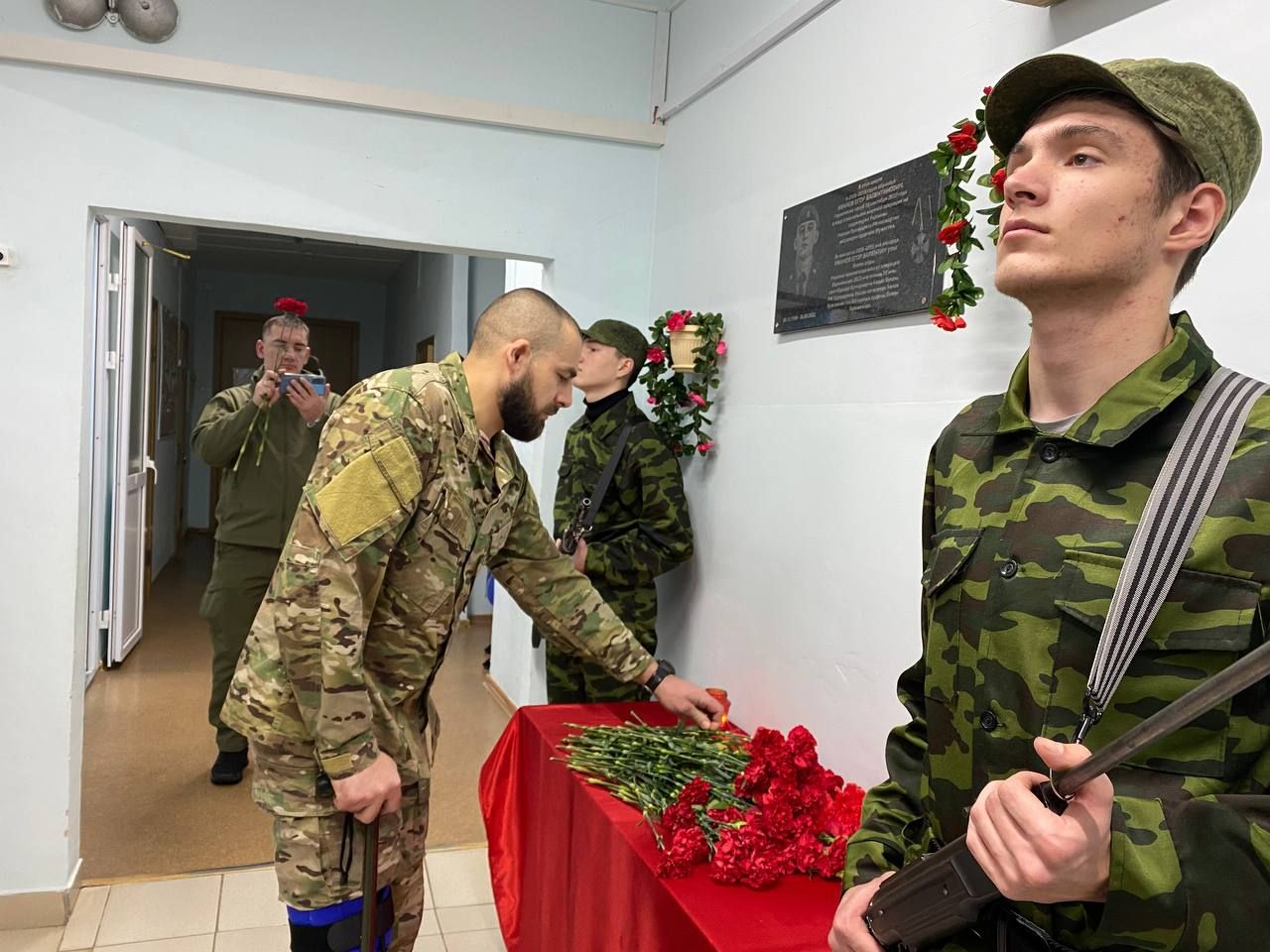 В Среднекуморской школе установили мемориальную доску погибшему в СВО земляку Егору Иванову