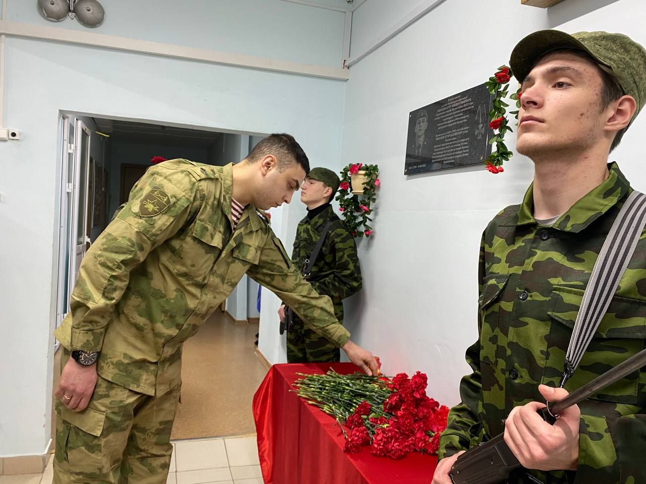 В Среднекуморской школе установили мемориальную доску погибшему в СВО земляку Егору Иванову