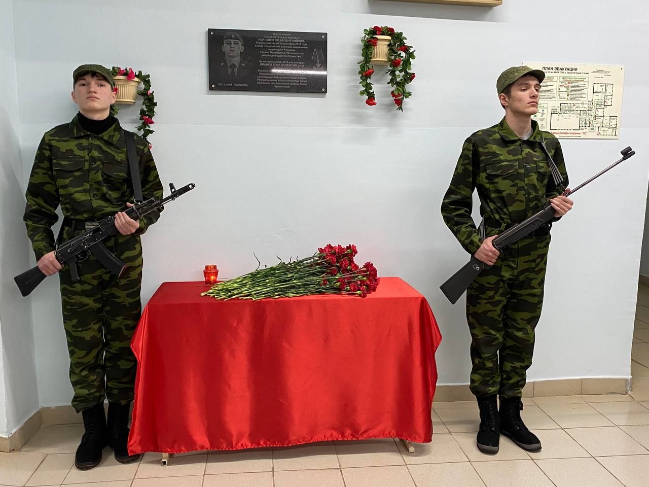 В Среднекуморской школе установили мемориальную доску погибшему в СВО земляку Егору Иванову