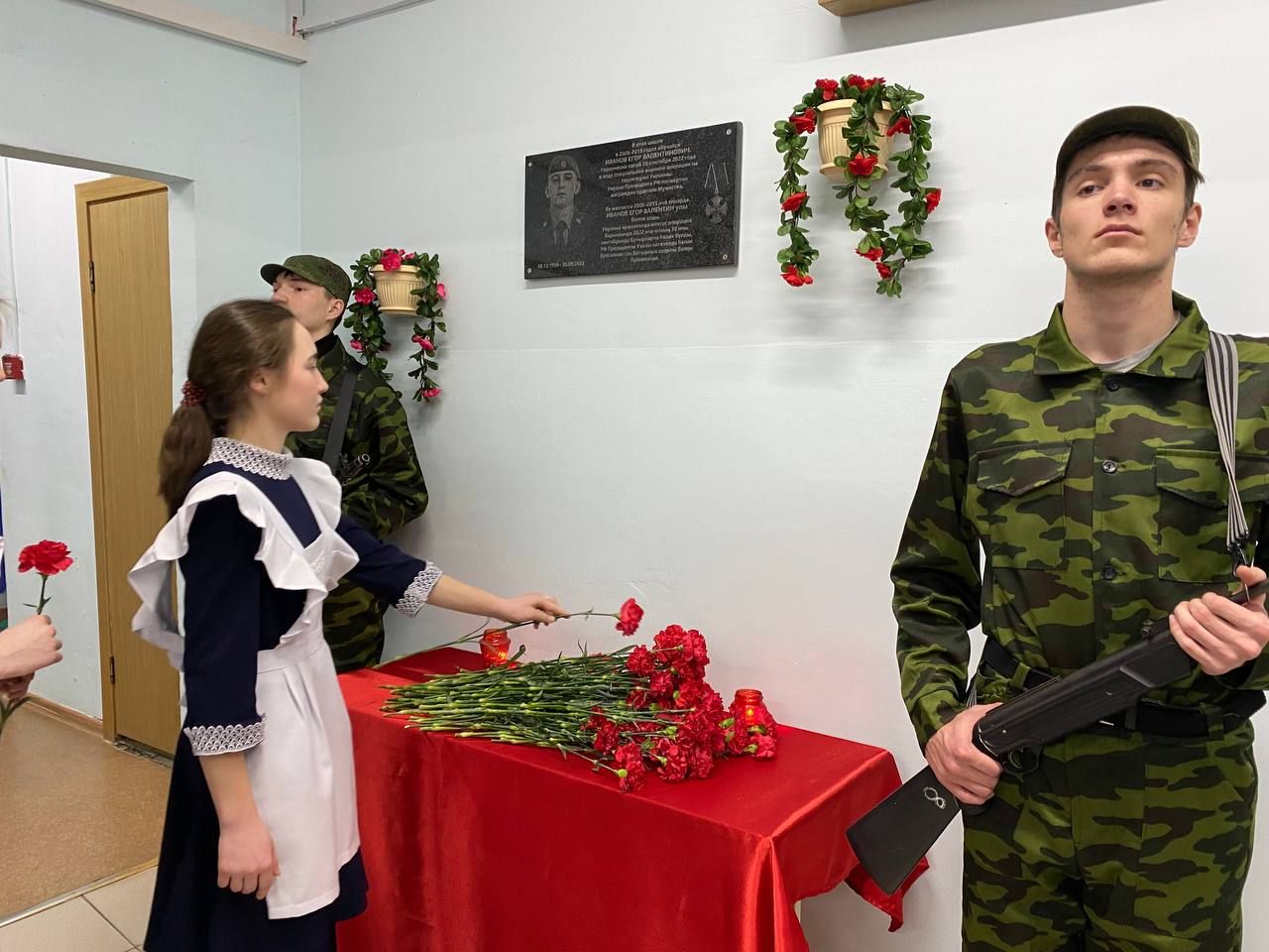 В Среднекуморской школе установили мемориальную доску погибшему в СВО земляку Егору Иванову