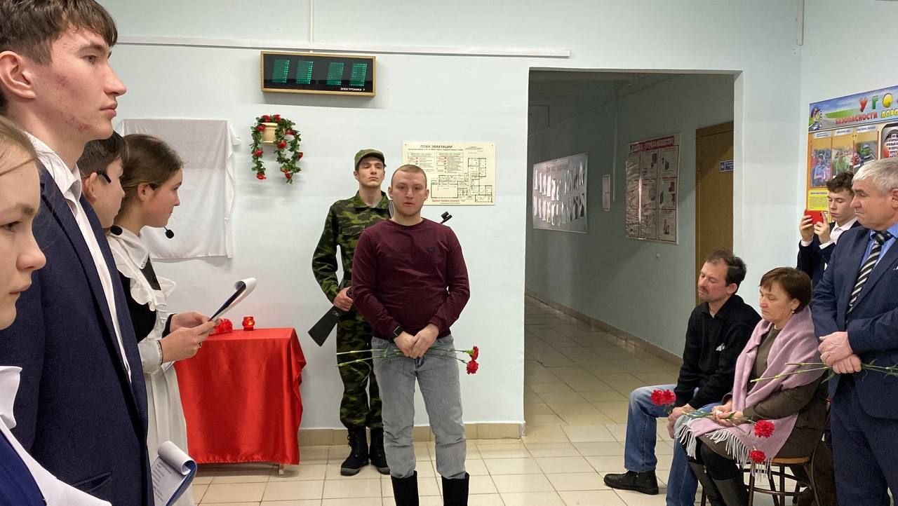 В Среднекуморской школе установили мемориальную доску погибшему в СВО земляку Егору Иванову
