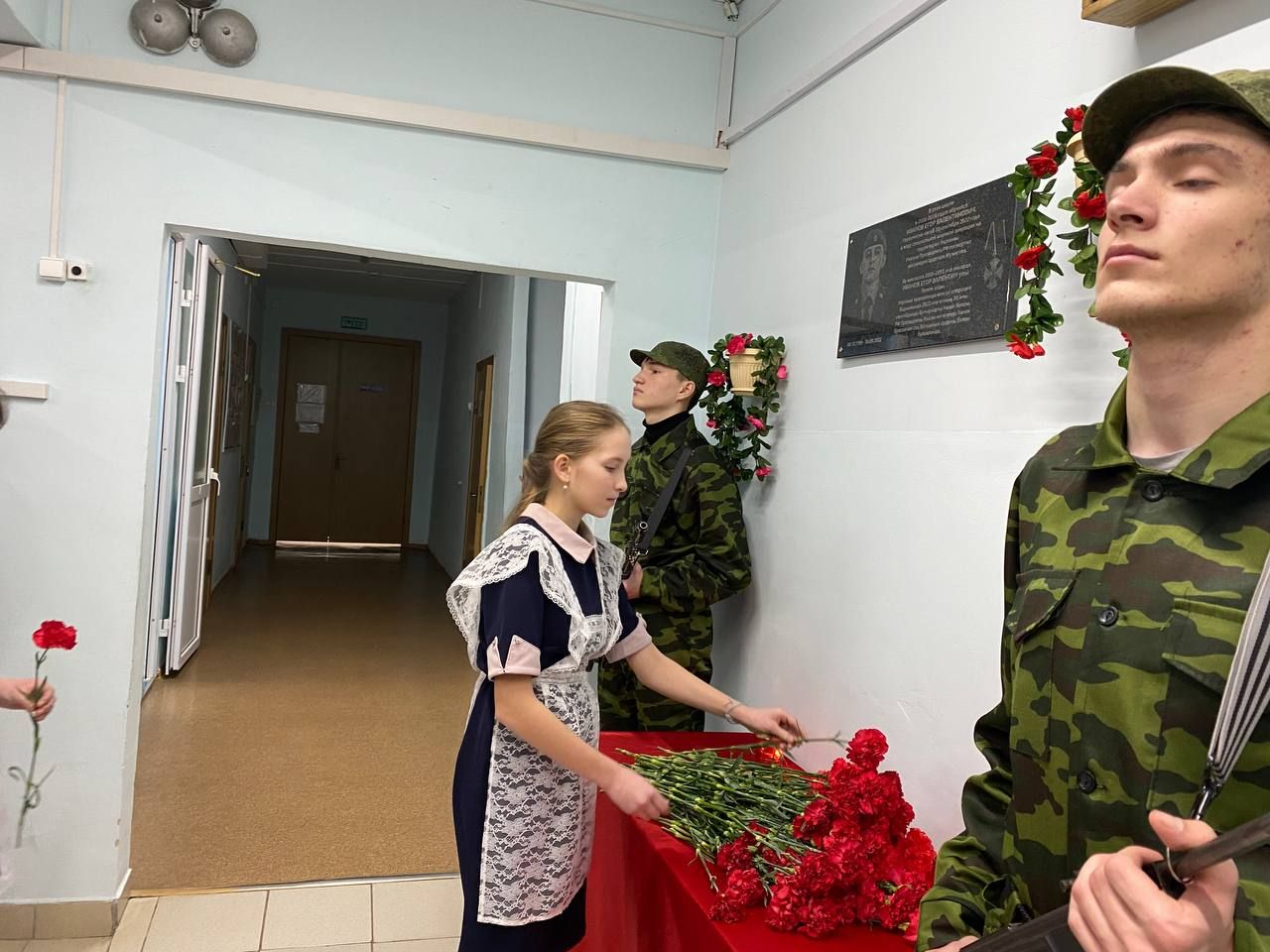 В Среднекуморской школе установили мемориальную доску погибшему в СВО земляку Егору Иванову