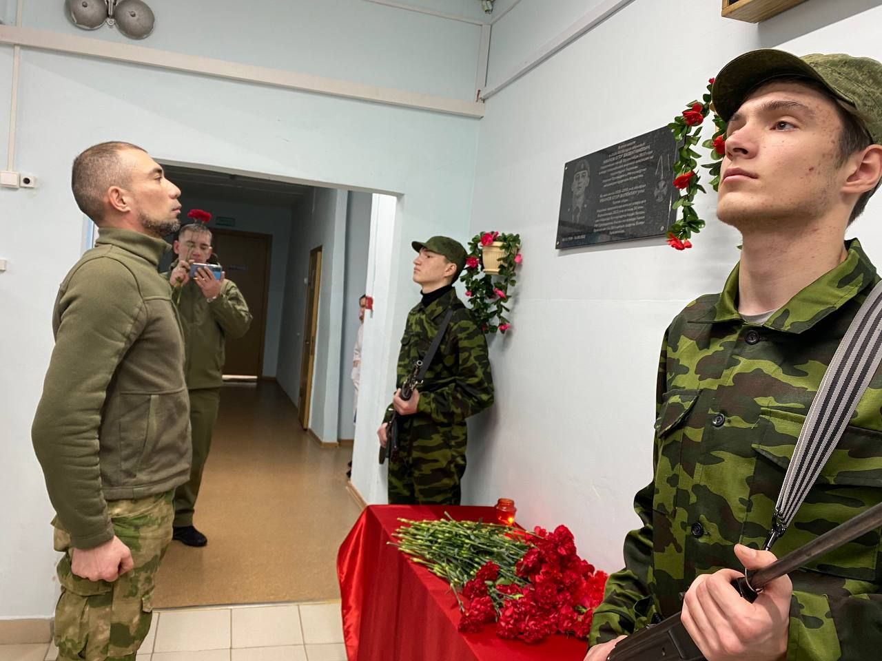 В Среднекуморской школе установили мемориальную доску погибшему в СВО земляку Егору Иванову