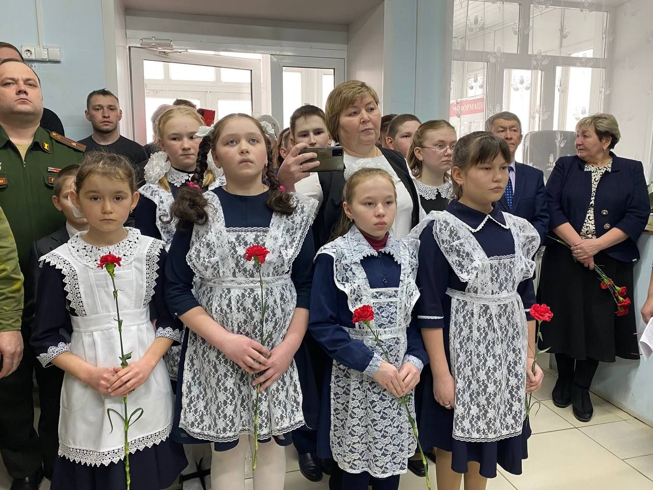 В Среднекуморской школе установили мемориальную доску погибшему в СВО земляку Егору Иванову