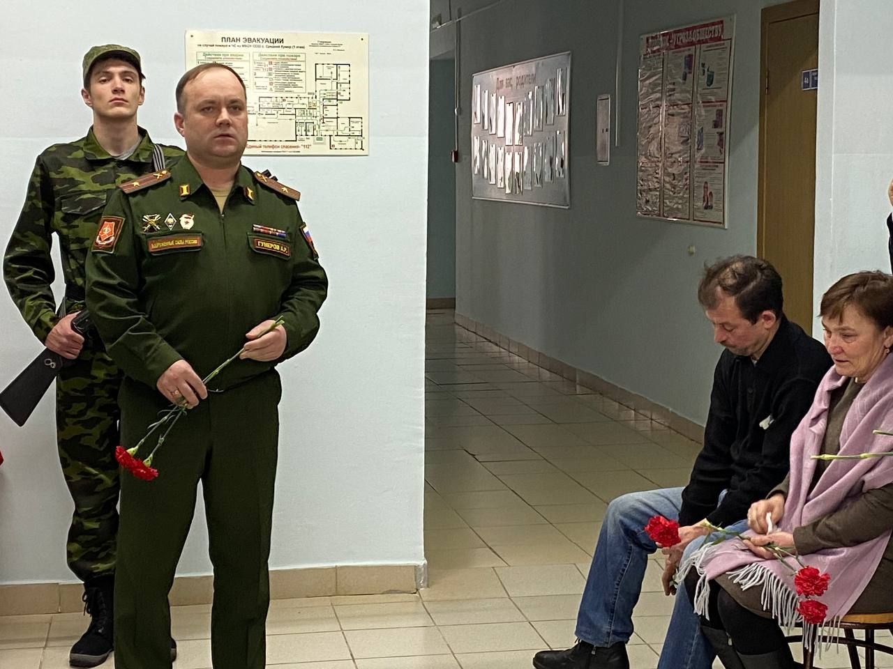 В Среднекуморской школе установили мемориальную доску погибшему в СВО земляку Егору Иванову