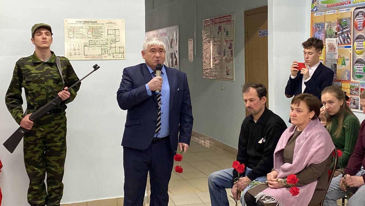 В Среднекуморской школе установили мемориальную доску погибшему в СВО земляку Егору Иванову
