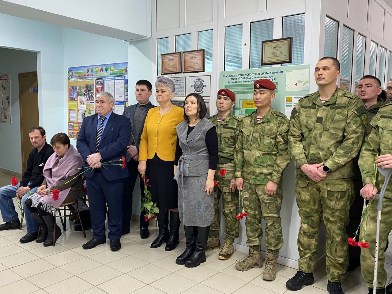 В Среднекуморской школе установили мемориальную доску погибшему в СВО земляку Егору Иванову