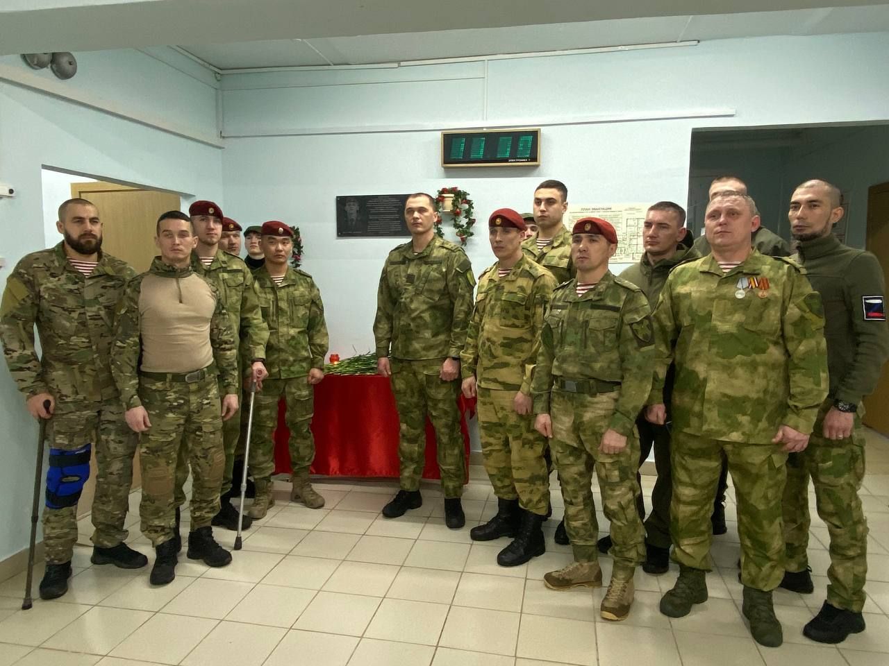 В Среднекуморской школе установили мемориальную доску погибшему в СВО земляку Егору Иванову