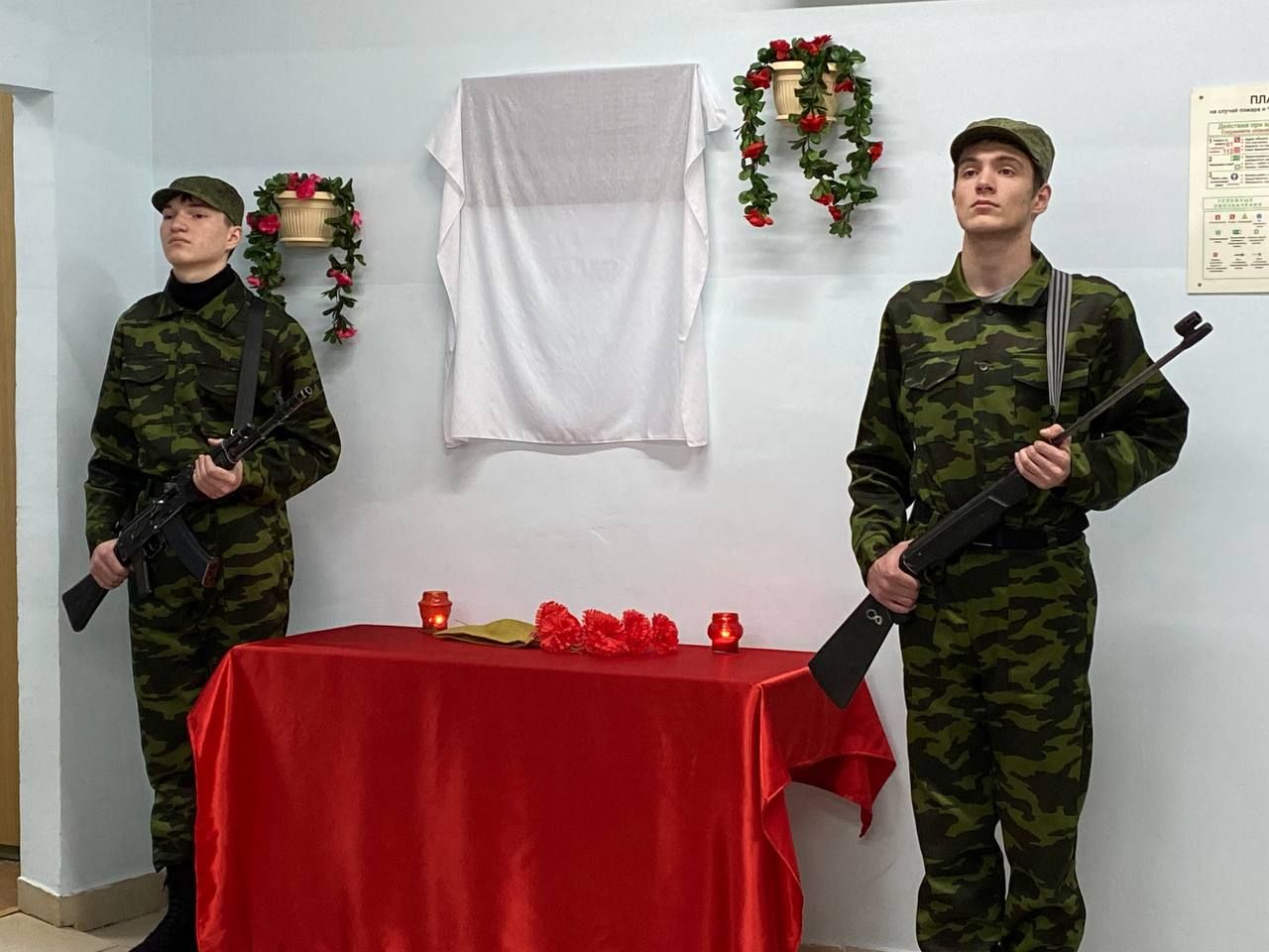 В Среднекуморской школе установили мемориальную доску погибшему в СВО земляку Егору Иванову