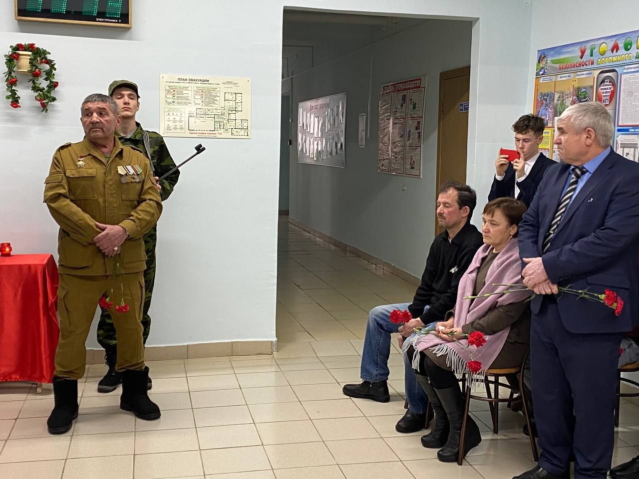 В Среднекуморской школе установили мемориальную доску погибшему в СВО земляку Егору Иванову