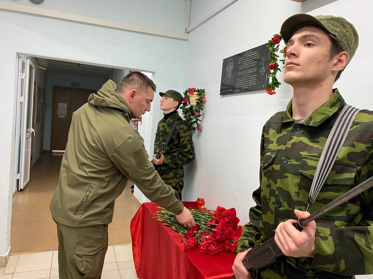 В Среднекуморской школе установили мемориальную доску погибшему в СВО земляку Егору Иванову