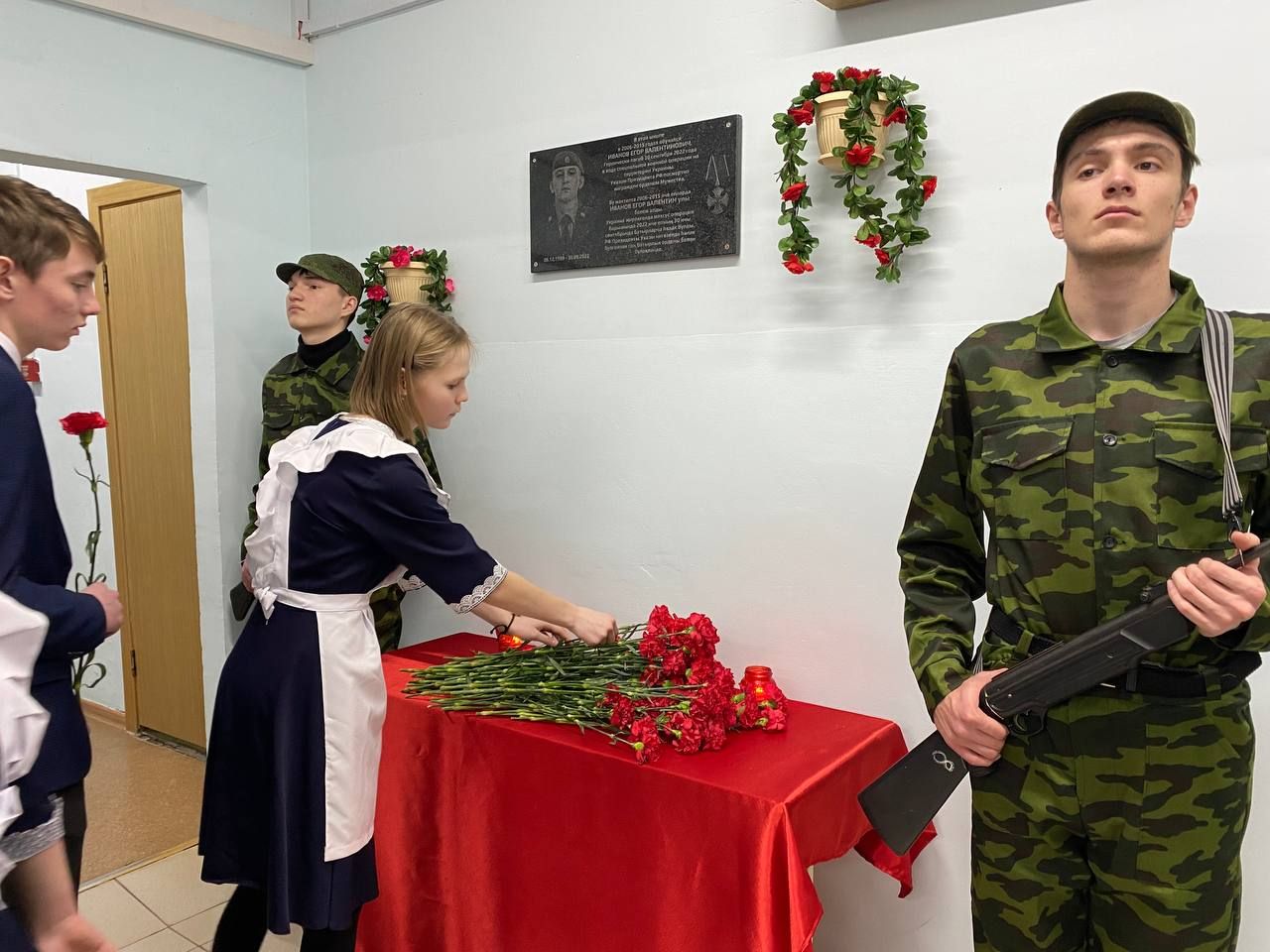 В Среднекуморской школе установили мемориальную доску погибшему в СВО земляку Егору Иванову