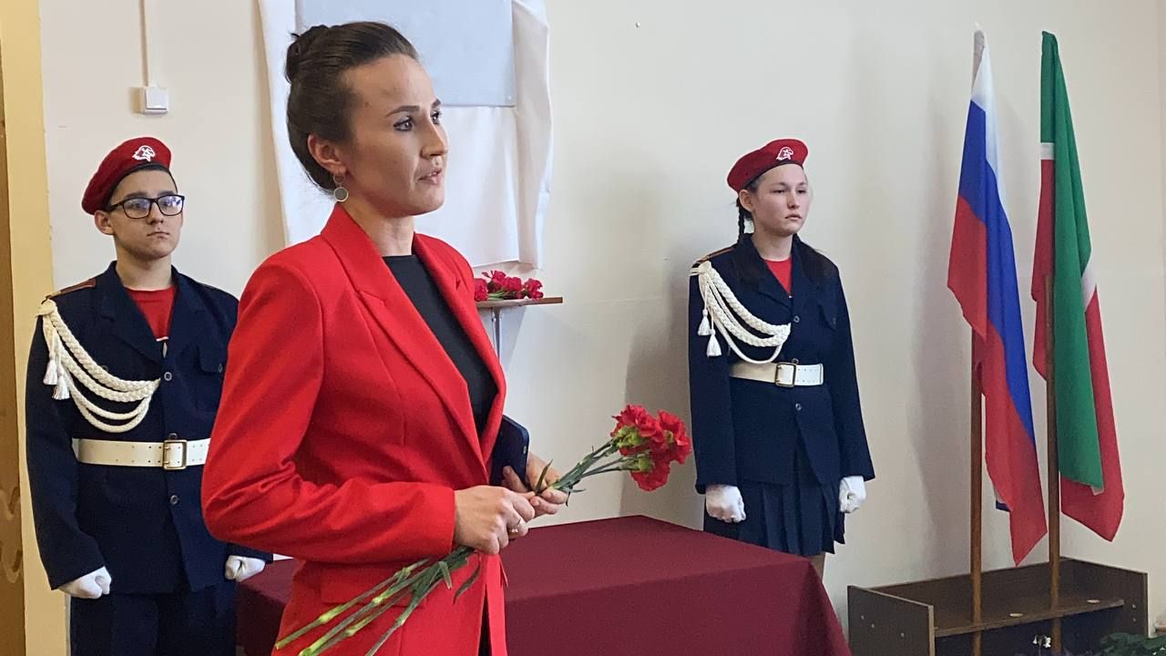 В Чарлинской средней школе установили мемориальную доску погибшему в СВО Рафилю Халимову
