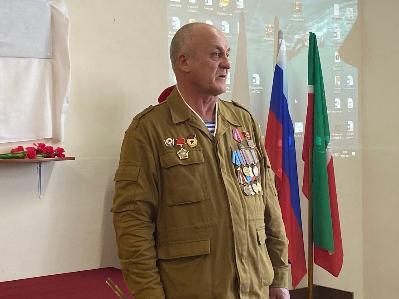 В Чарлинской средней школе установили мемориальную доску погибшему в СВО Рафилю Халимову