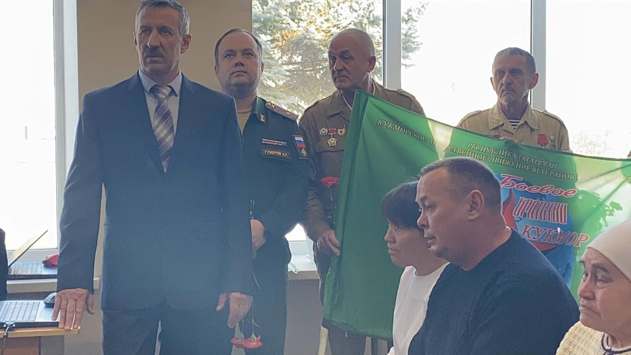 В Чарлинской средней школе установили мемориальную доску погибшему в СВО Рафилю Халимову