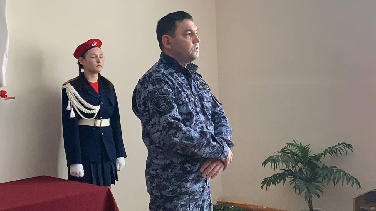 В Чарлинской средней школе установили мемориальную доску погибшему в СВО Рафилю Халимову