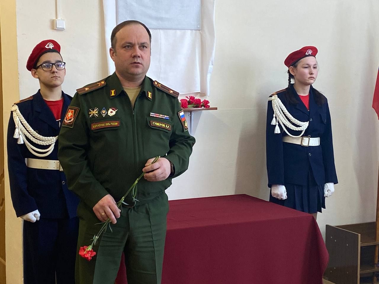 В Чарлинской средней школе установили мемориальную доску погибшему в СВО Рафилю Халимову