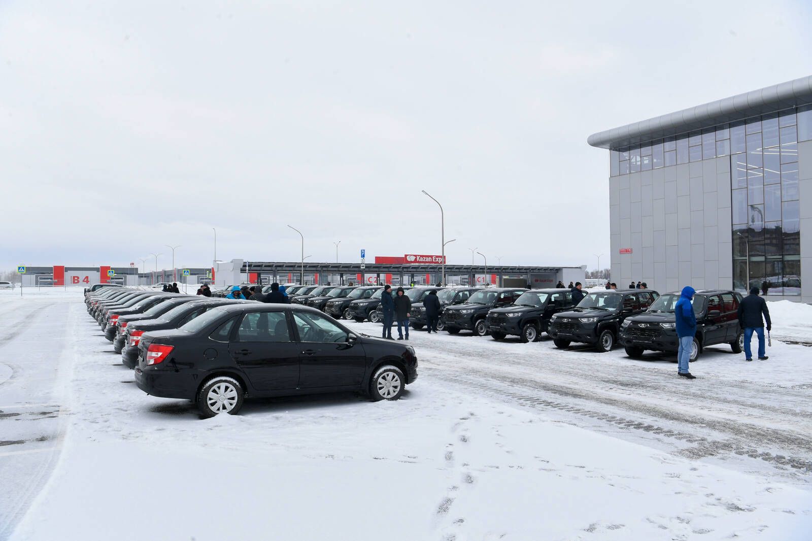 Рустам Минниханов вручил автомобили работникам районных сельхозуправлений