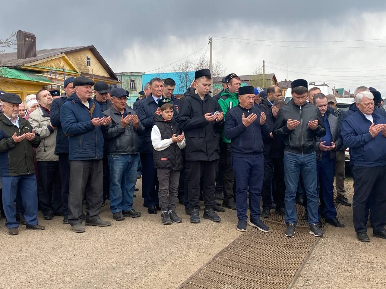 В Кукморе проводили в последний путь директора швейной фабрики Рафаэля Голова