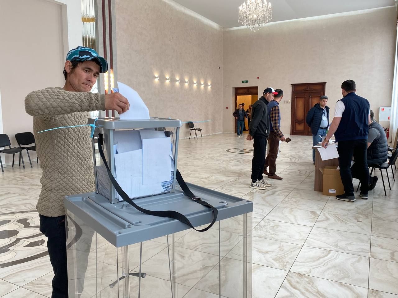 Кукмара районында яшәүче Үзбәкстан гражданнары үз илләрендәге Конституциягә үзгәрешләр кертү буенча тавыш бирүдә катнашты