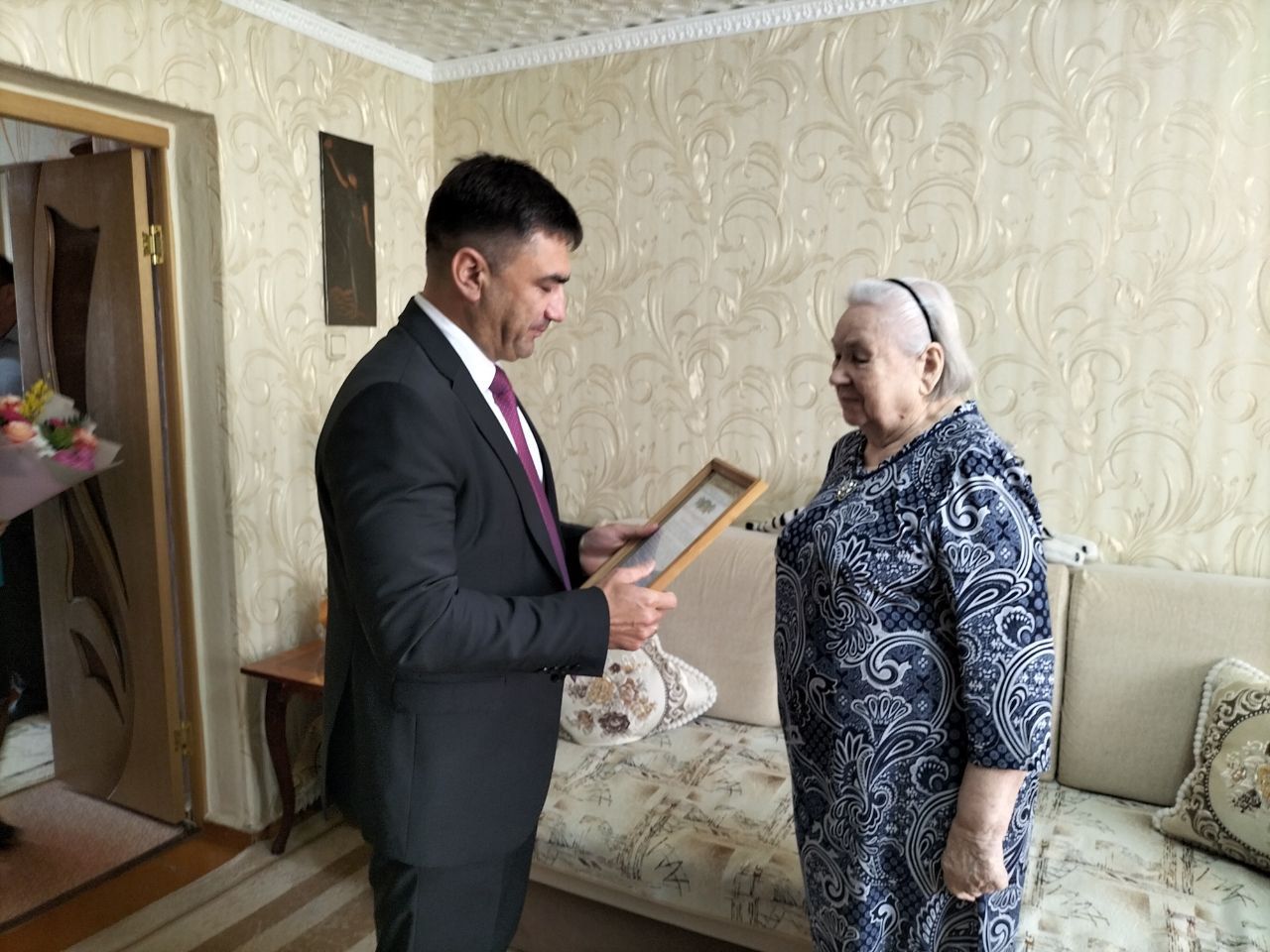 Сергей Димитриев поздравил жительницу Кукмора Наталью Давлятшину с 90-летием