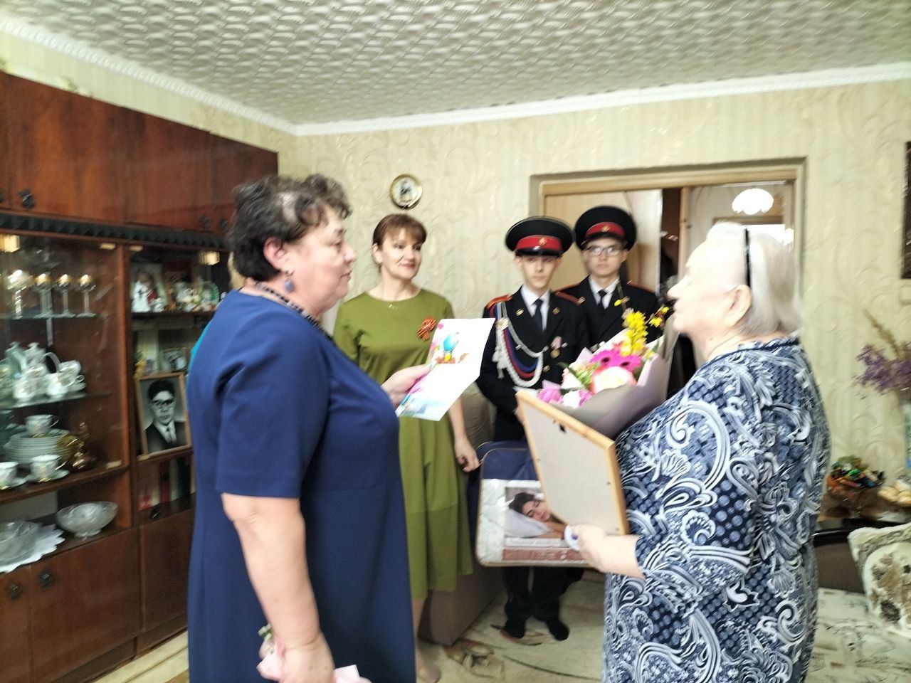 Сергей Димитриев поздравил жительницу Кукмора Наталью Давлятшину с 90-летием