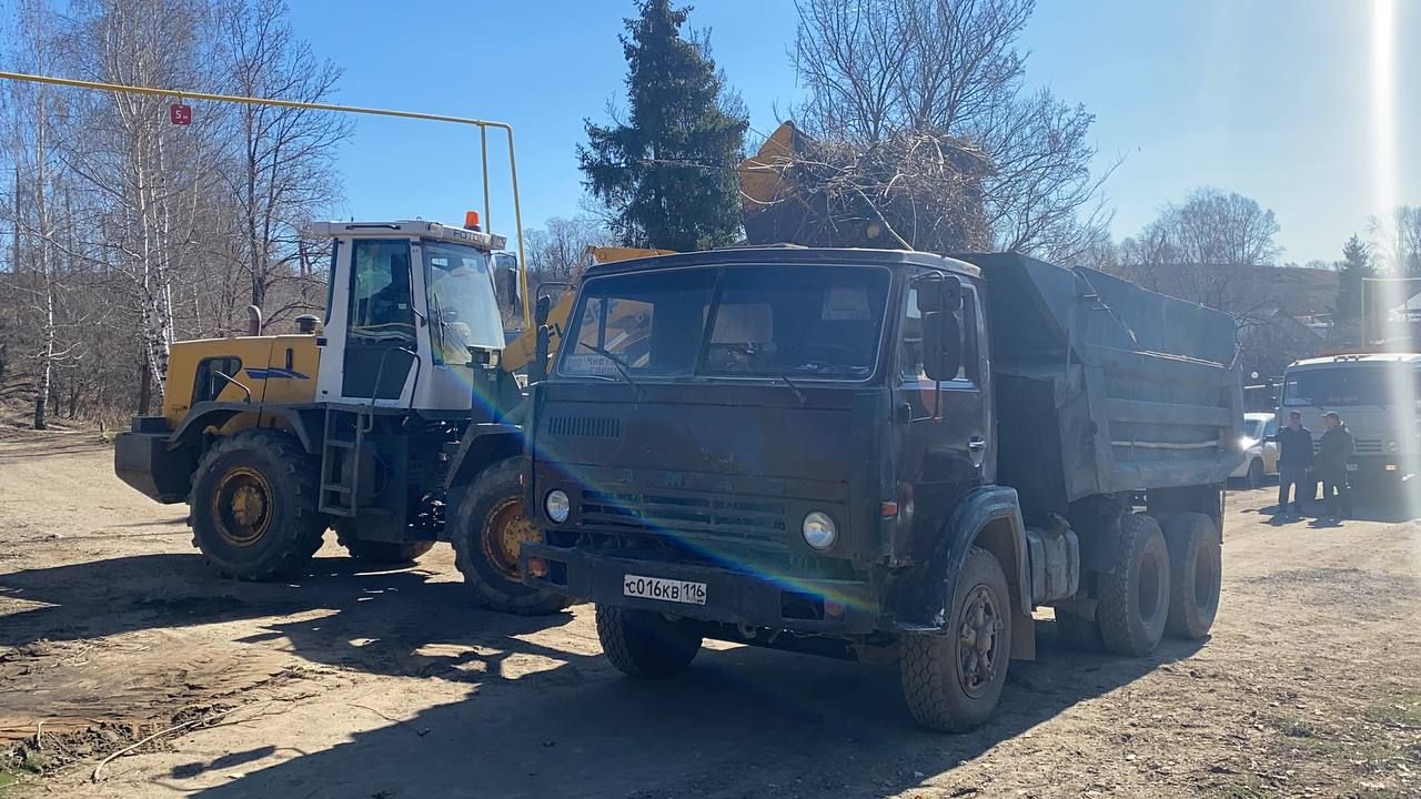 Коллективы организаций и учреждений Кукморского района выходят на субботники