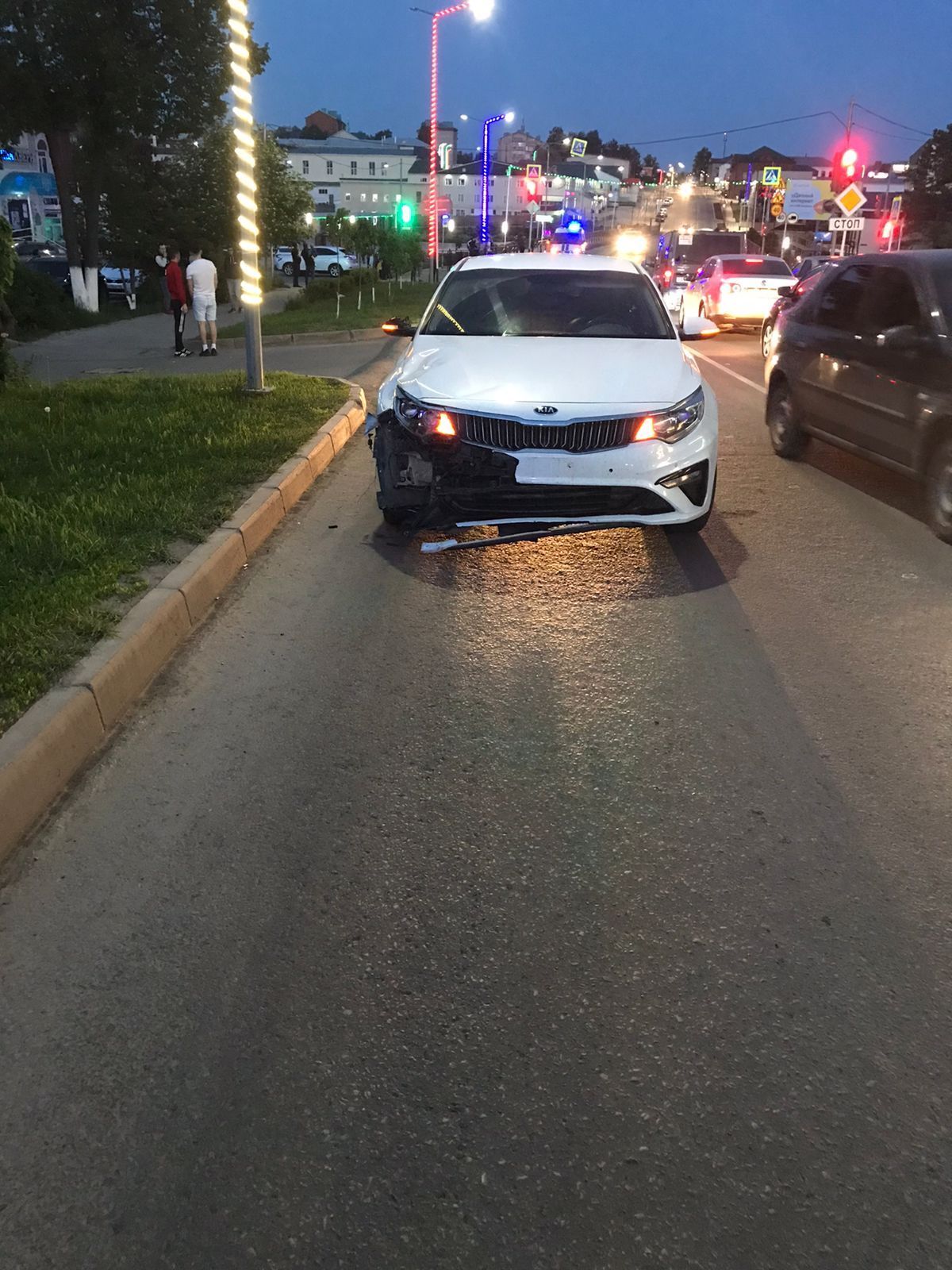 В Кукморе юный велосипедист выехал на красный свет светофора и попал под колеса иномарки