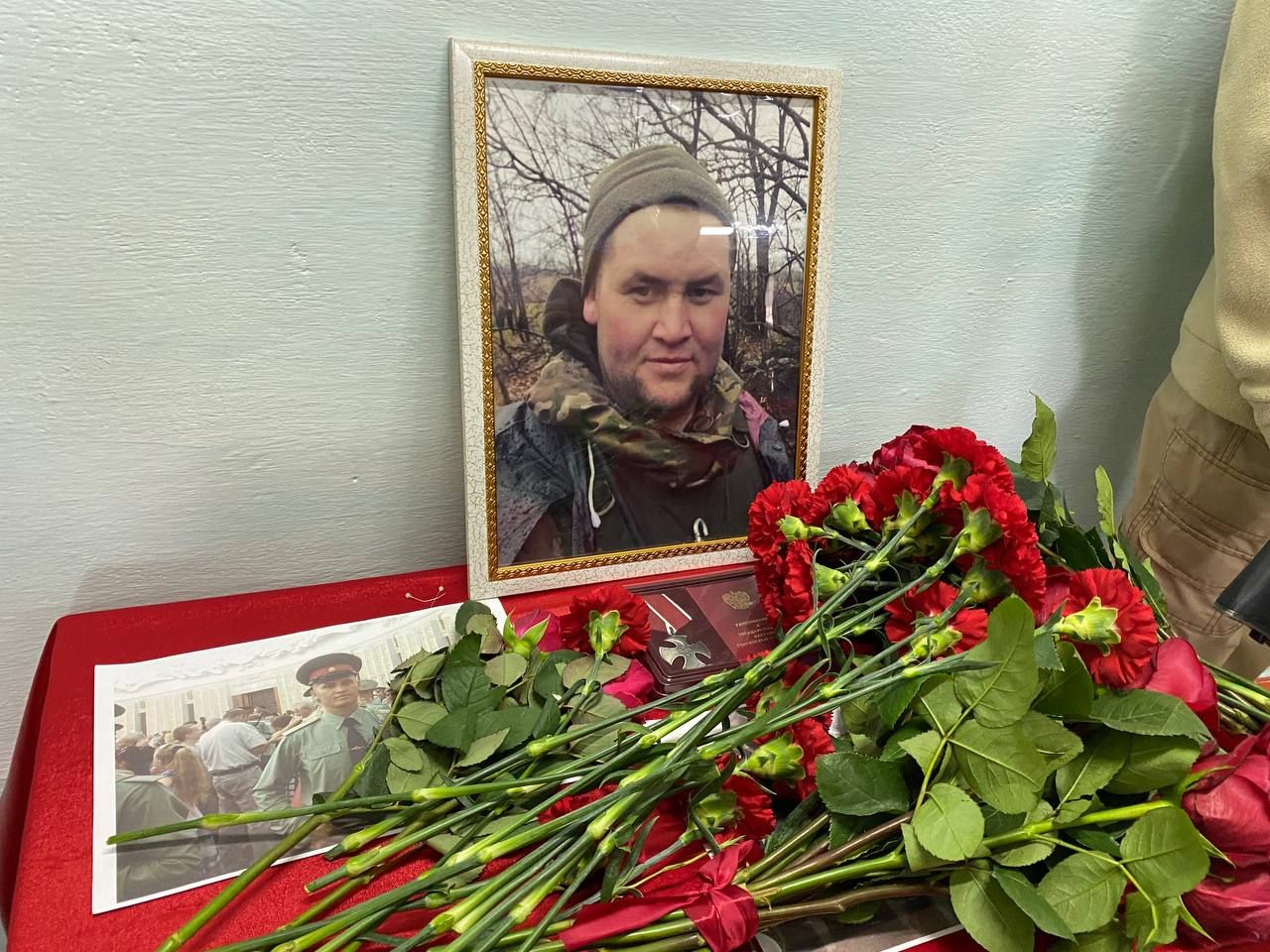 В Нижнерусской школе установили памятную доску погибшему в спецоперации Николаю Пичугину