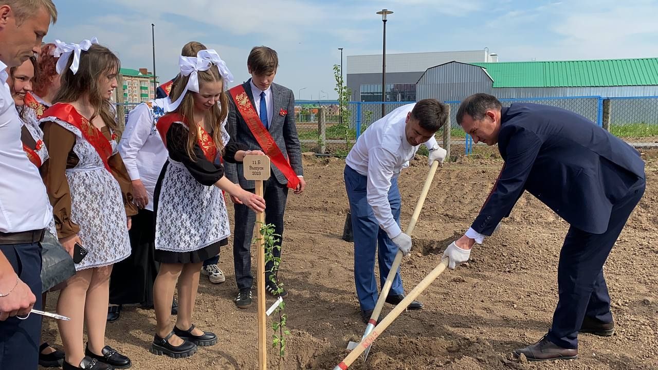 В день последнего звонка старшеклассники Кукморской школы №3 посадили яблони в память о своем выпуске