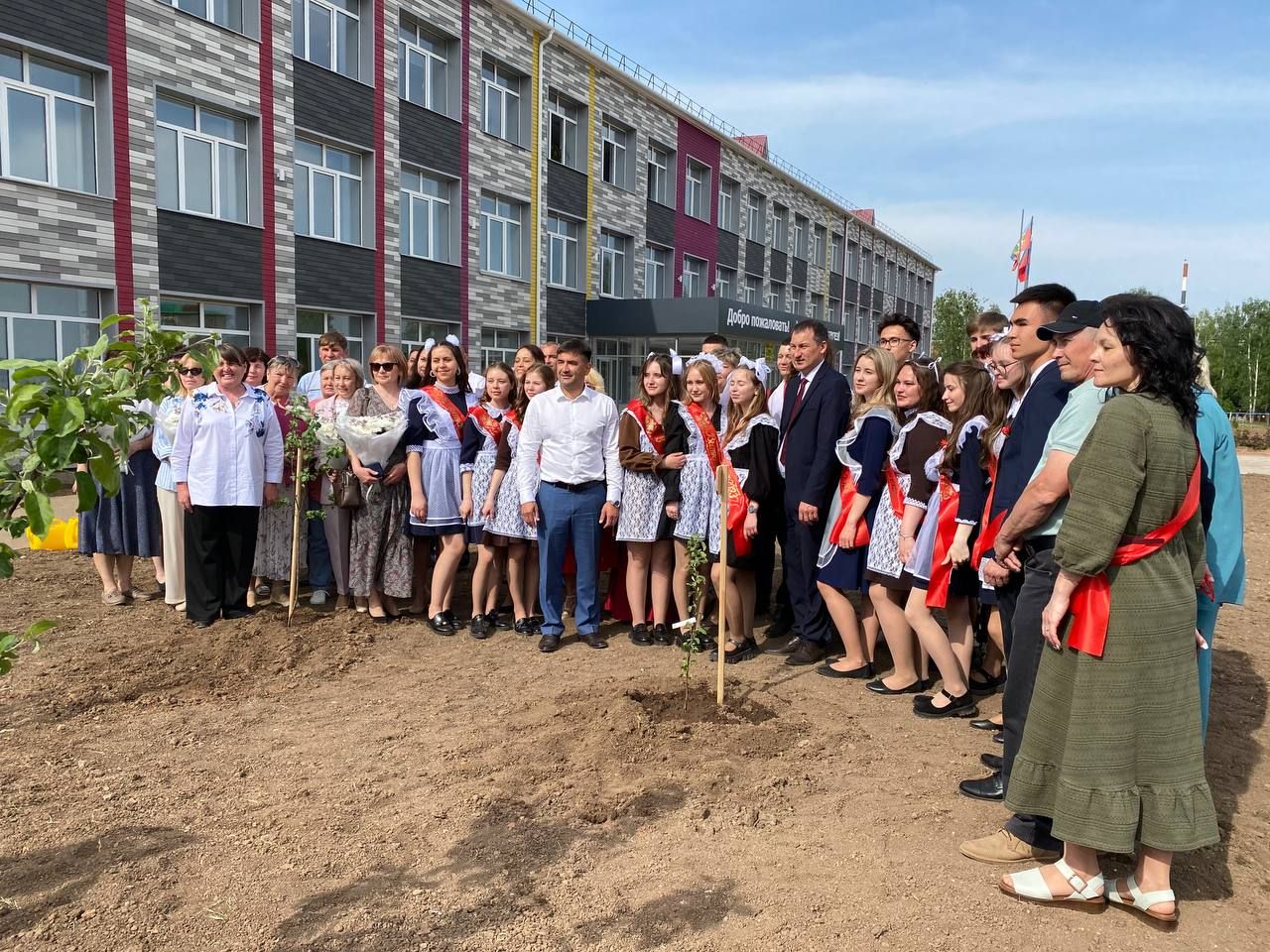 В день последнего звонка старшеклассники Кукморской школы №3 посадили яблони в память о своем выпуске