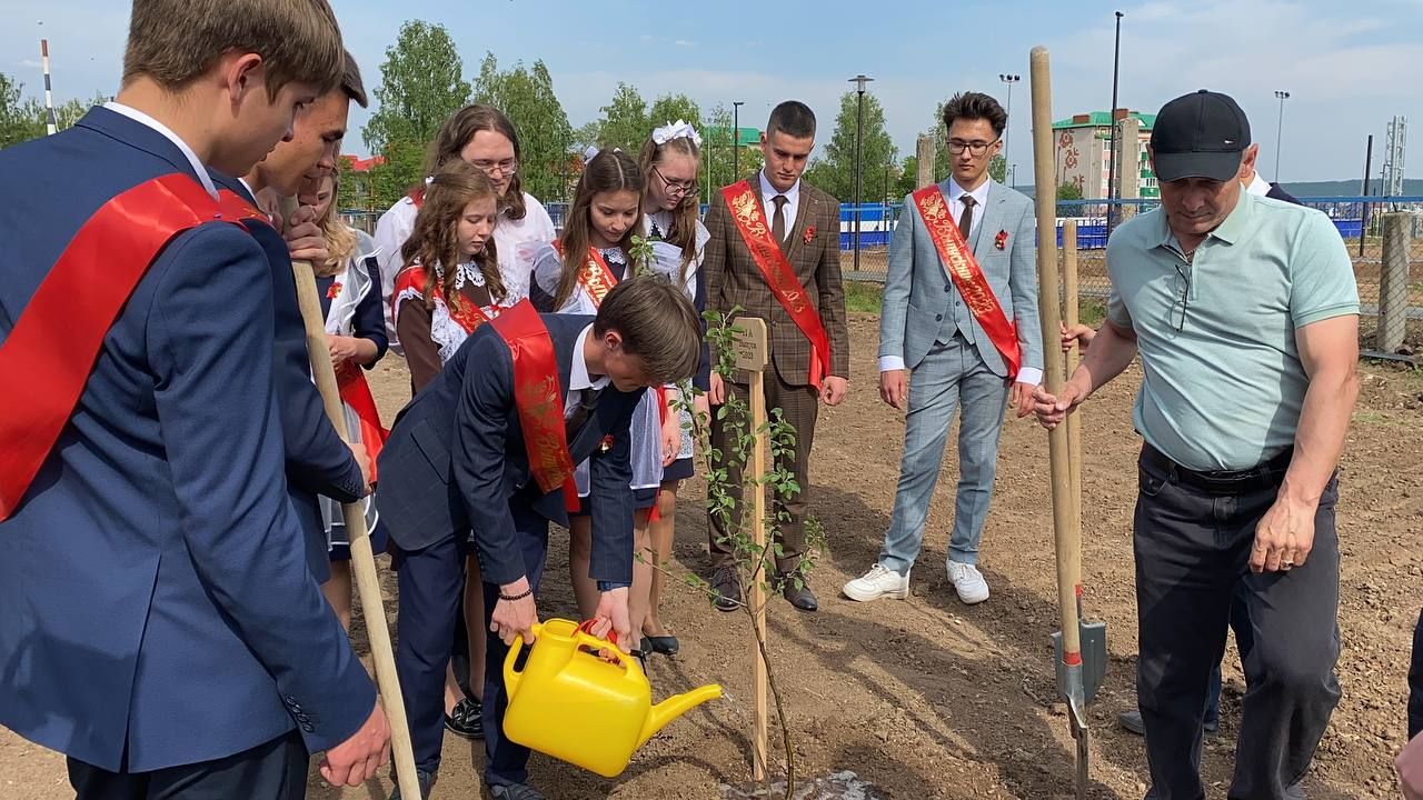 В день последнего звонка старшеклассники Кукморской школы №3 посадили яблони в память о своем выпуске