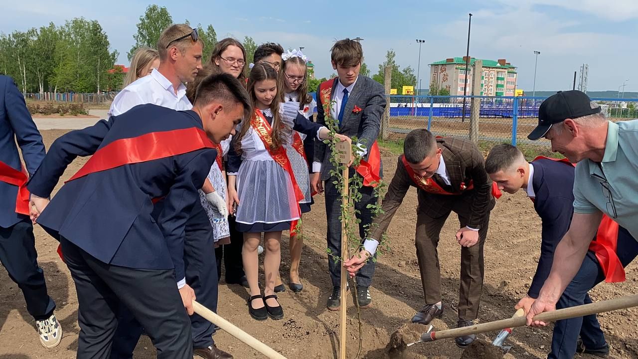 В день последнего звонка старшеклассники Кукморской школы №3 посадили яблони в память о своем выпуске
