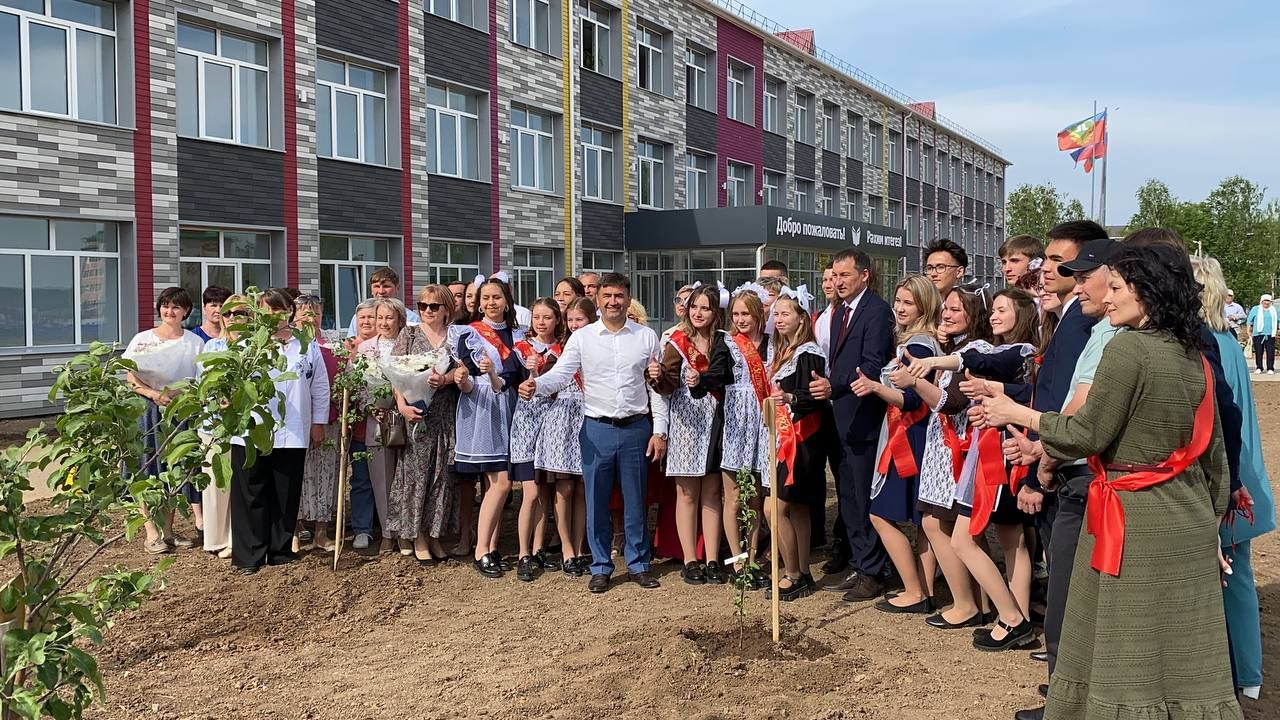 В день последнего звонка старшеклассники Кукморской школы №3 посадили яблони в память о своем выпуске