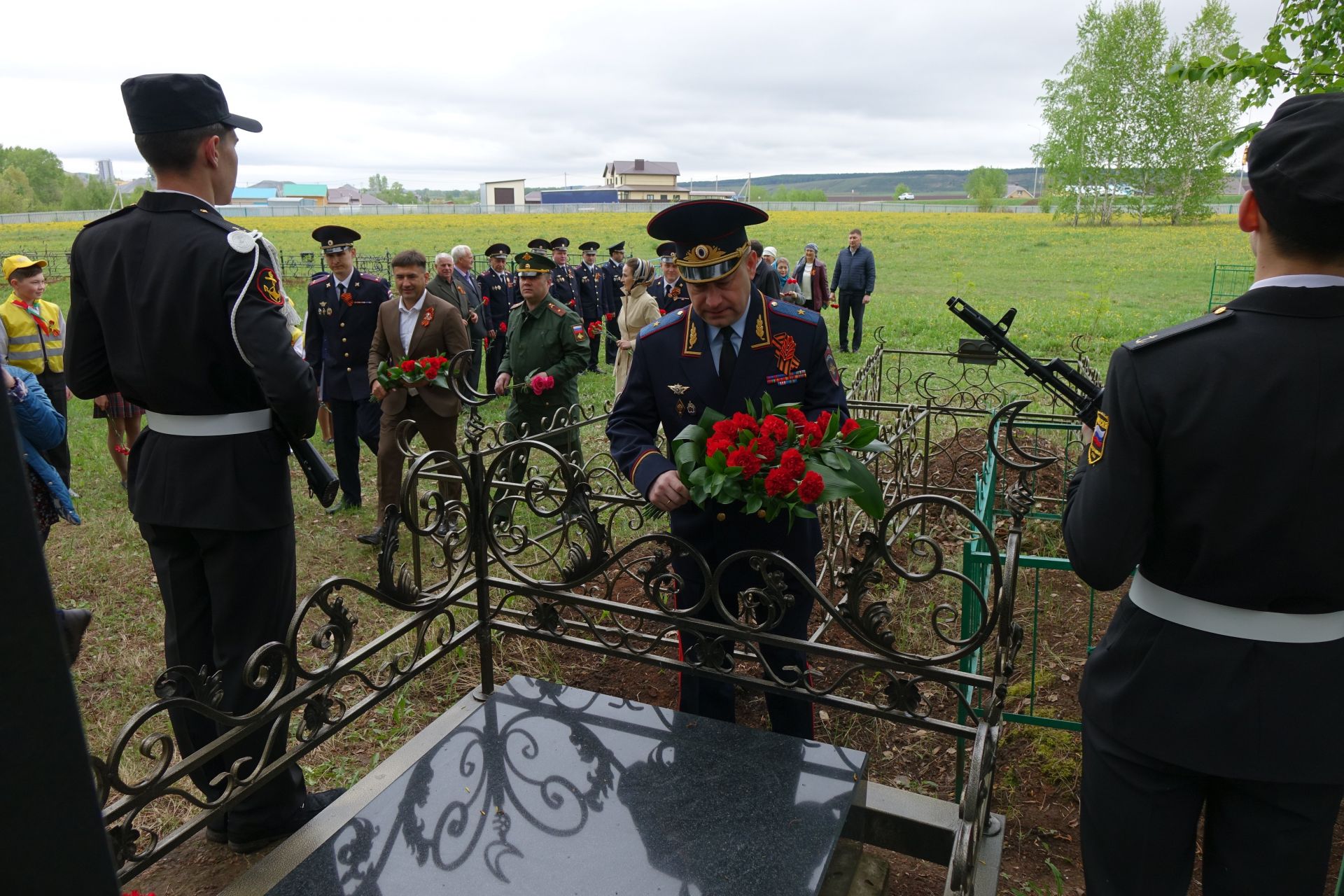 Кукмара районында Советлар союзы Герое Сабир Әхтәмов каберенә чәчәкләр салдылар