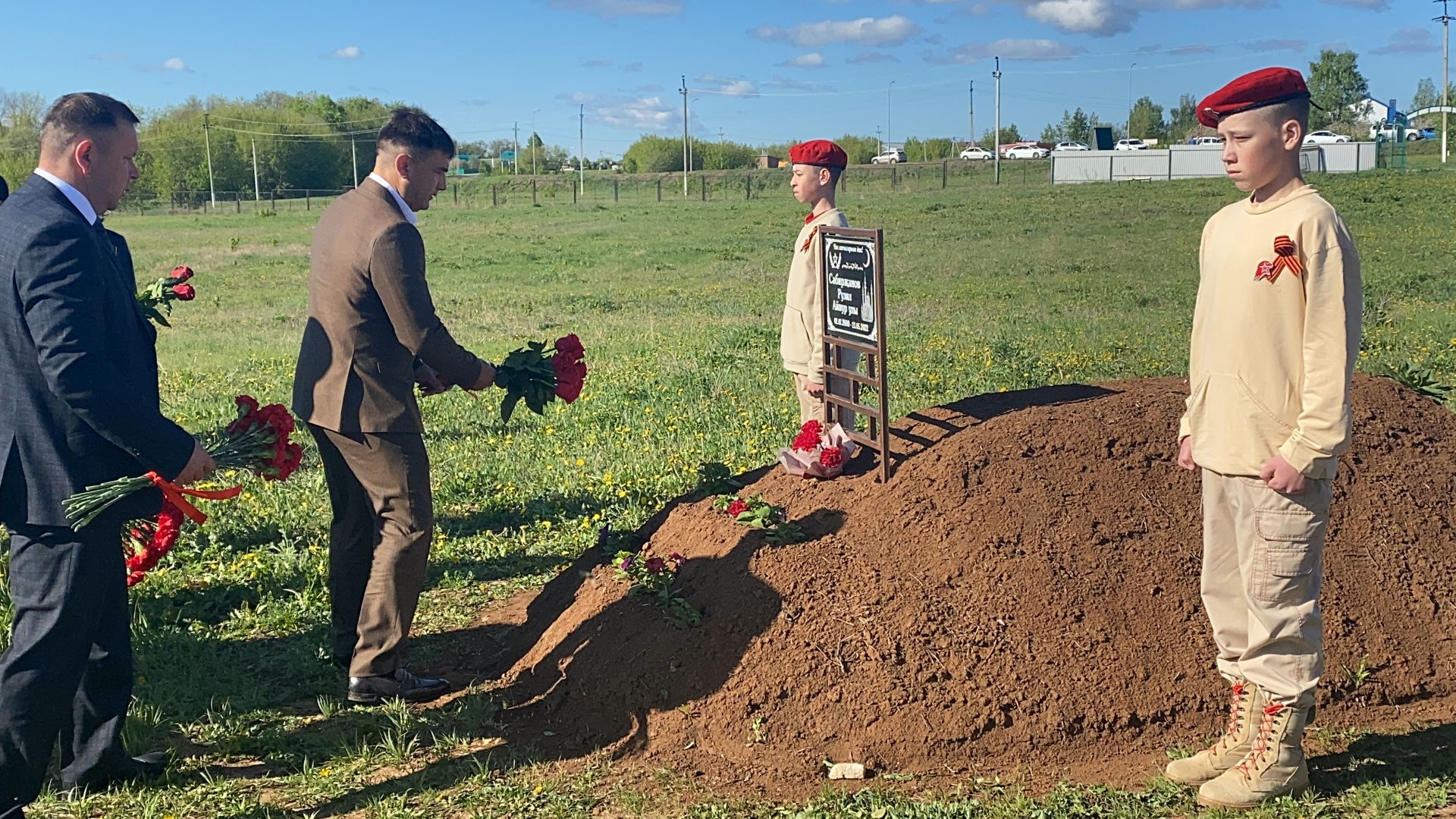В Кукморе состоялось возложение цветов к могилам погибших в СВО