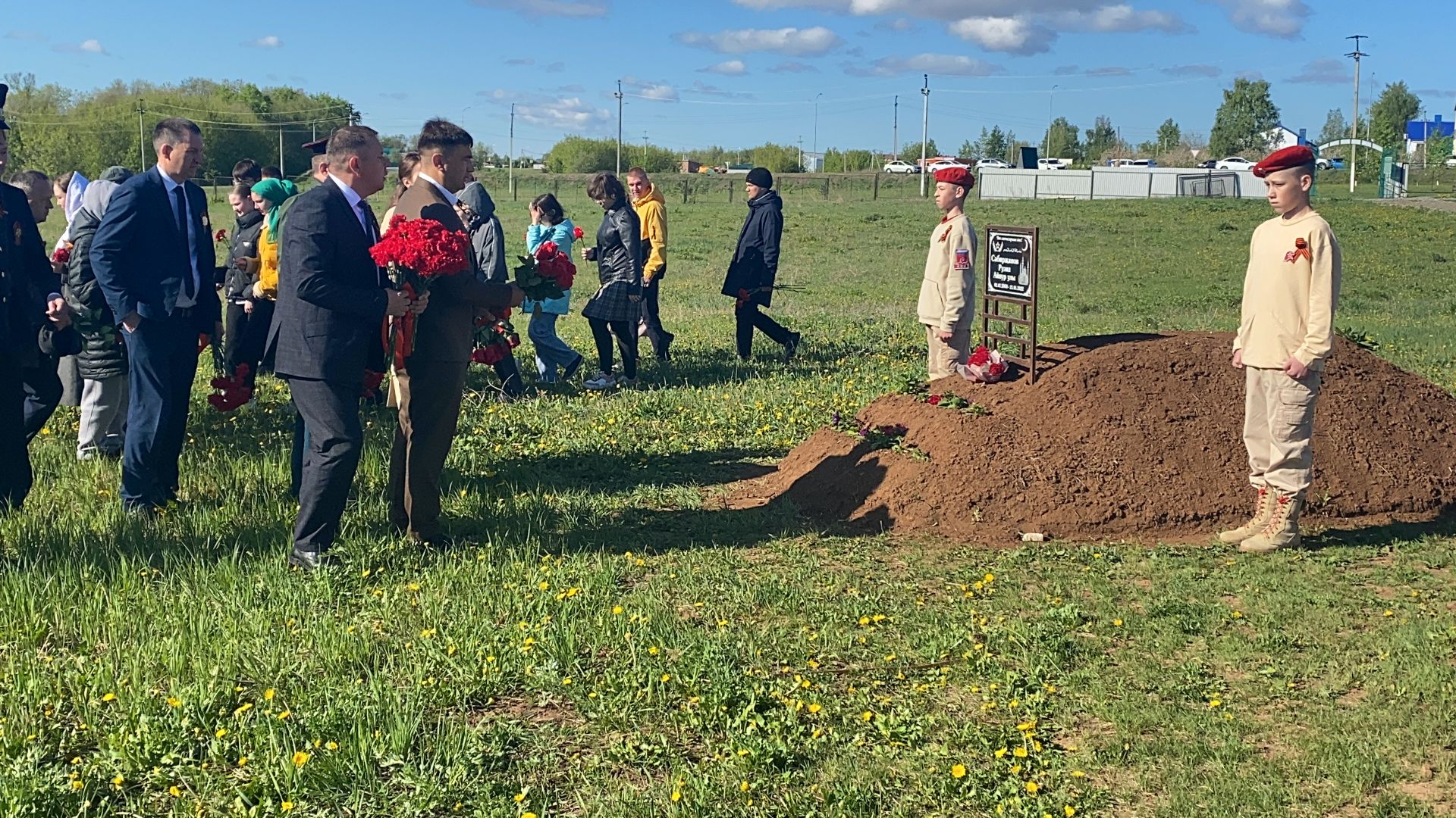 В Кукморе состоялось возложение цветов к могилам погибших в СВО