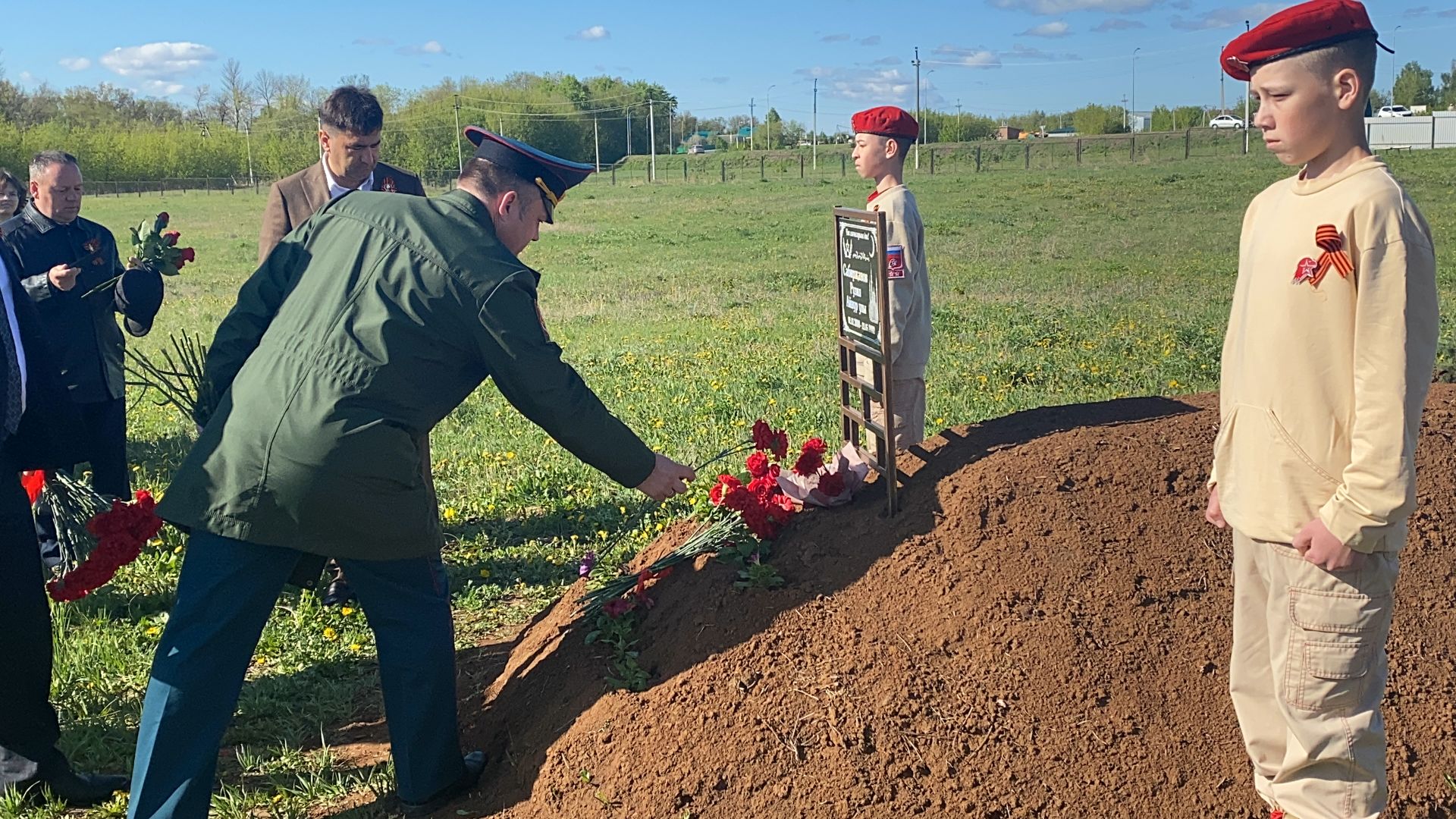 В Кукморе состоялось возложение цветов к могилам погибших в СВО