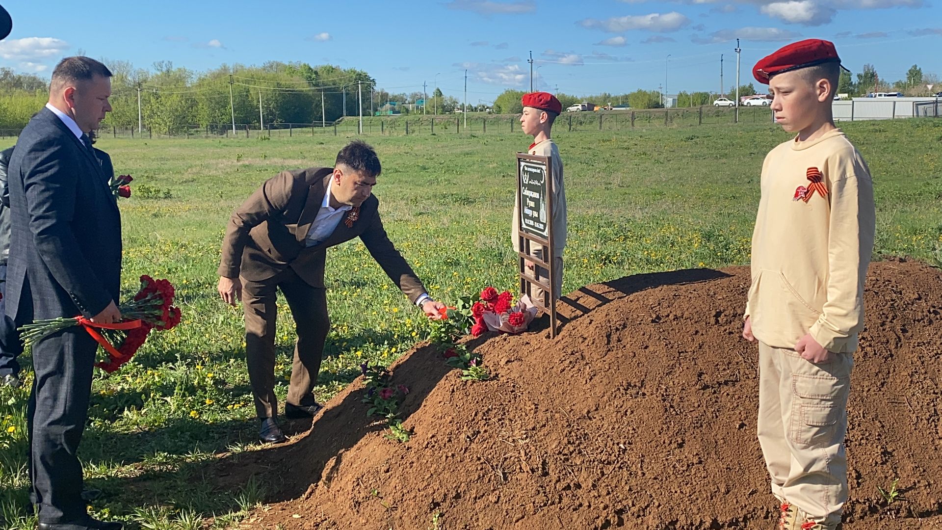 В Кукморе состоялось возложение цветов к могилам погибших в СВО