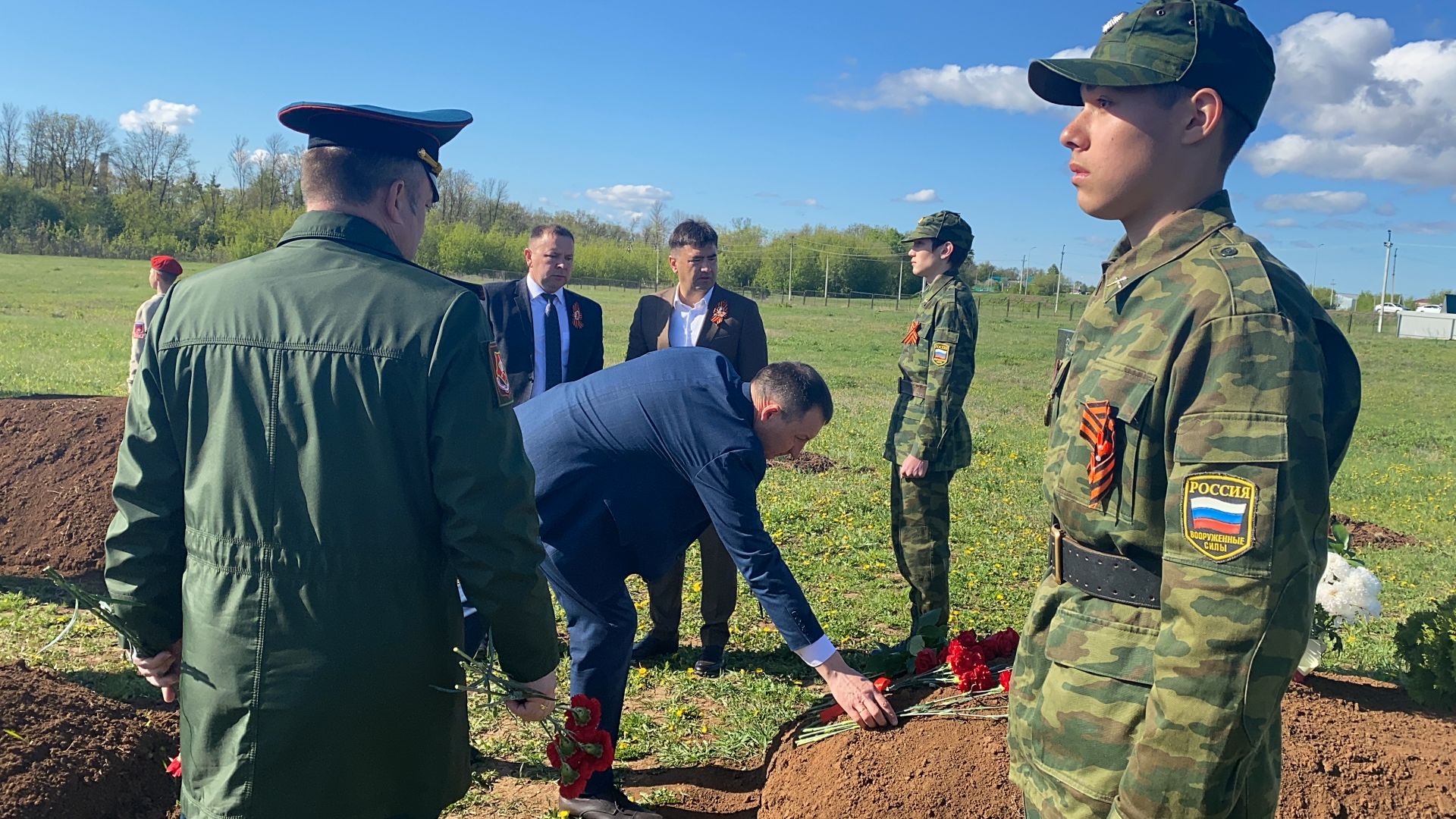 В Кукморе состоялось возложение цветов к могилам погибших в СВО