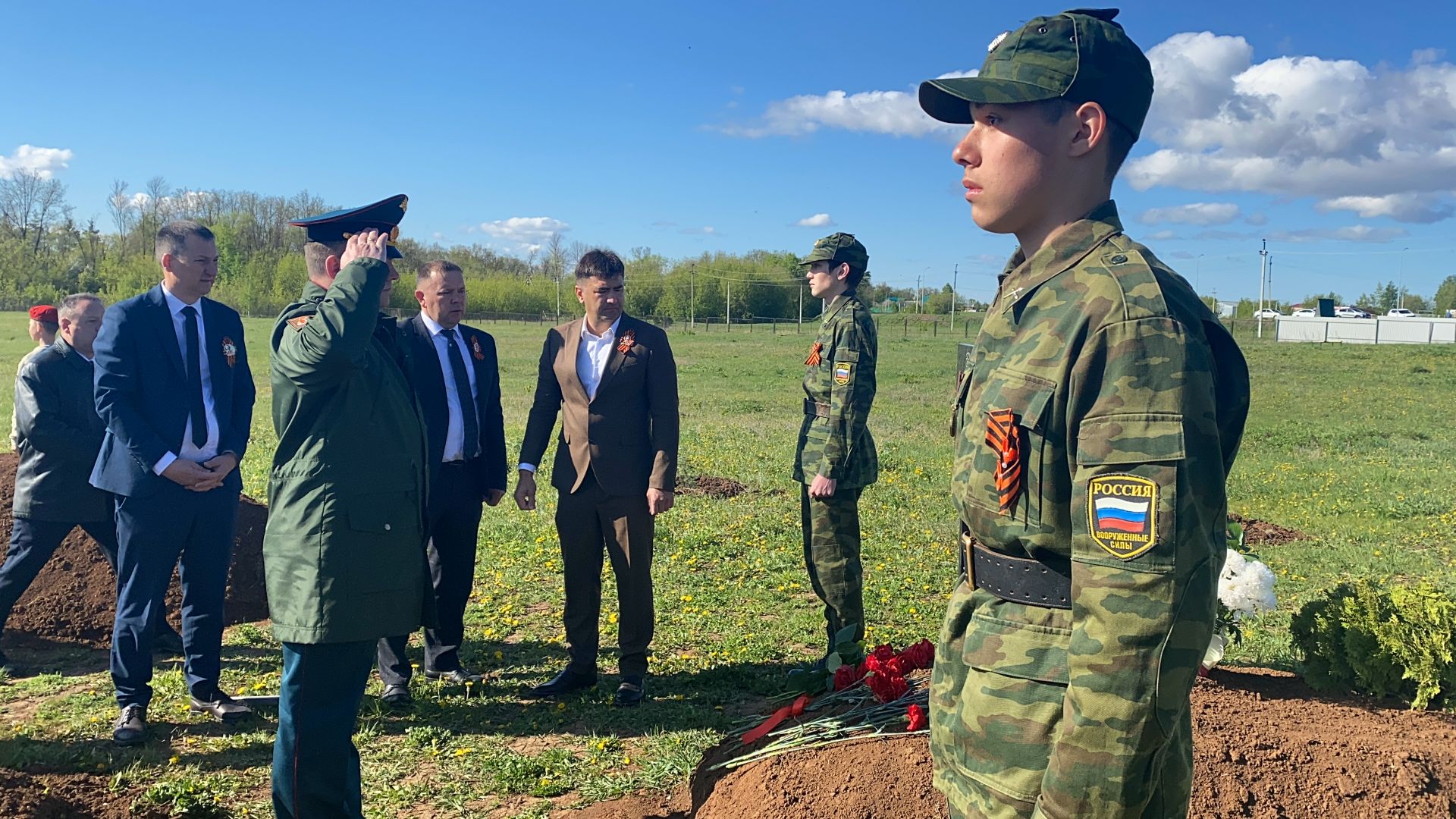 В Кукморе состоялось возложение цветов к могилам погибших в СВО
