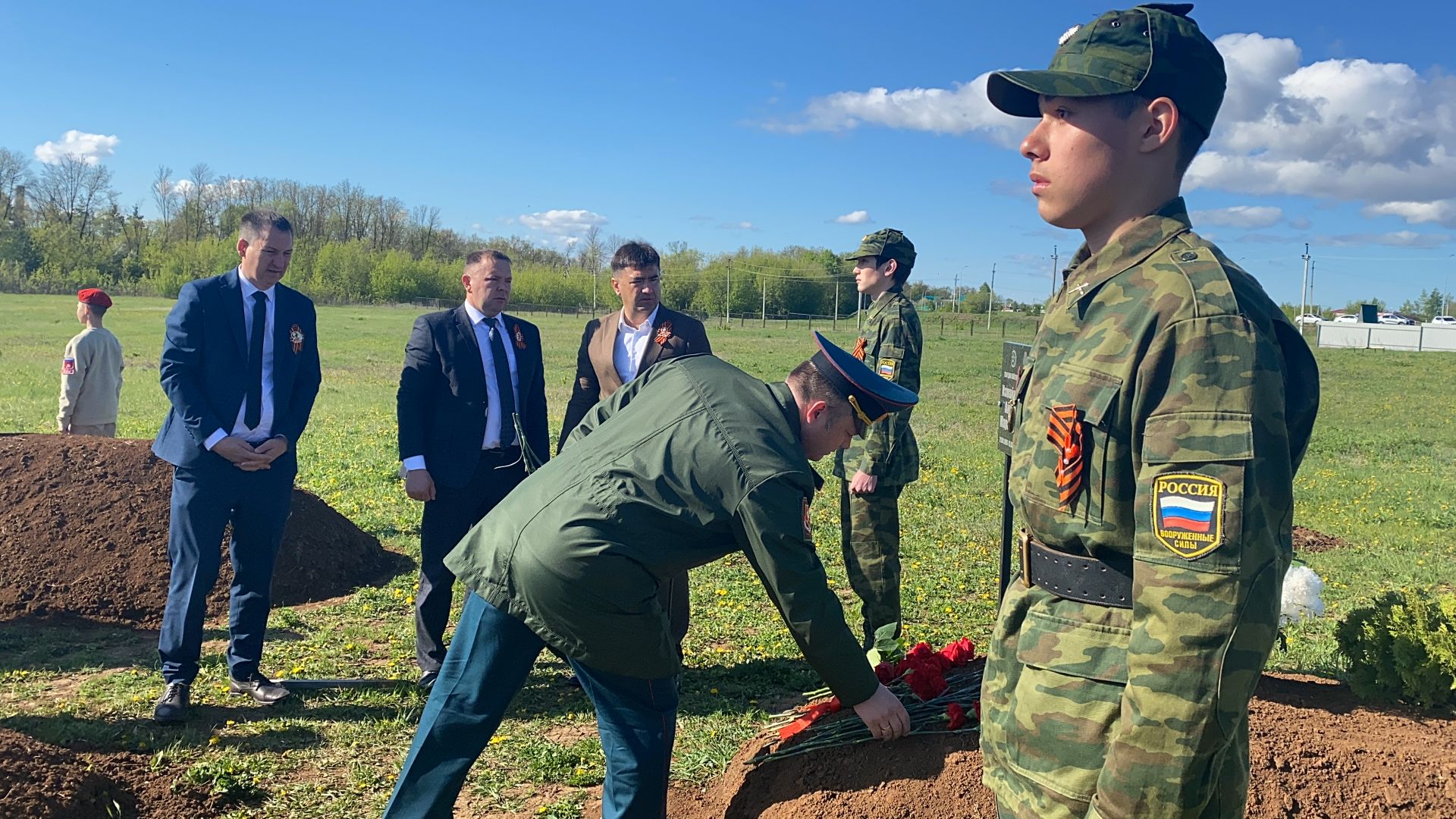 В Кукморе состоялось возложение цветов к могилам погибших в СВО