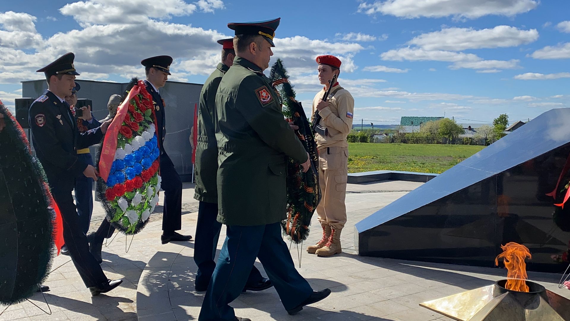 В кукморском Парке Памяти возложили цветы и венки к Вечному огню