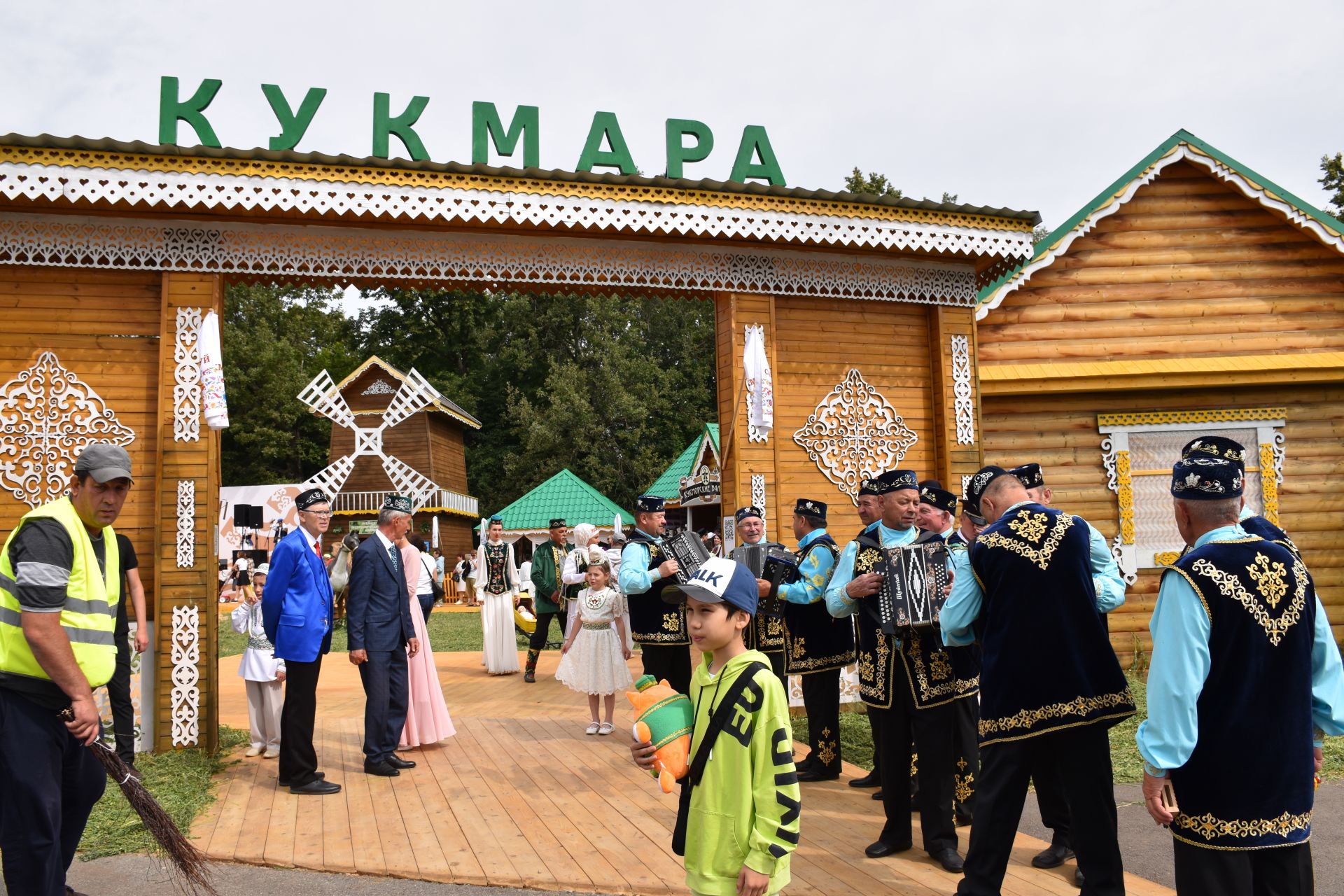 На Сабантуе в Казани представили Кукморское подворье