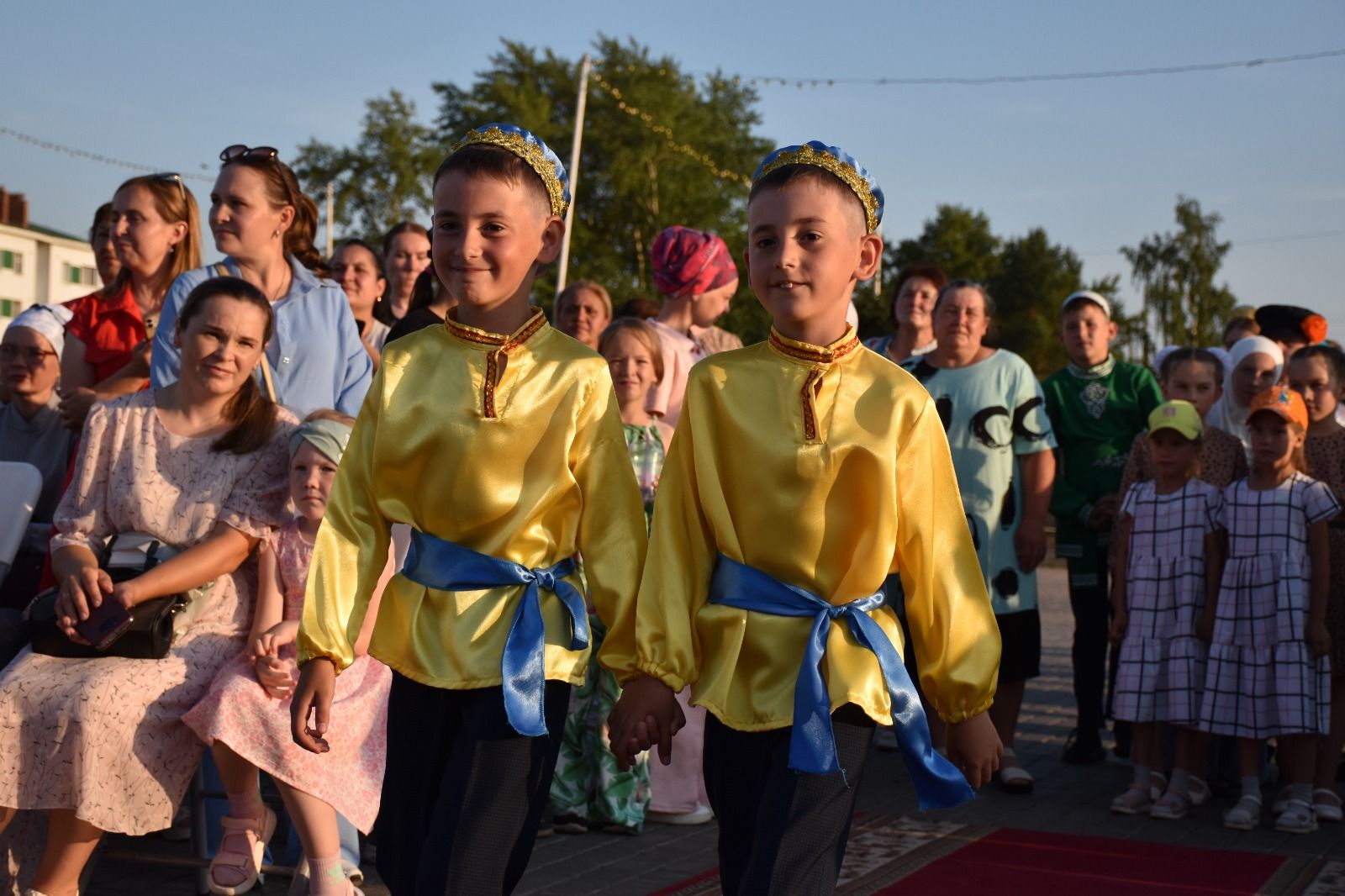 В Кукморе впервые провели парад близнецов