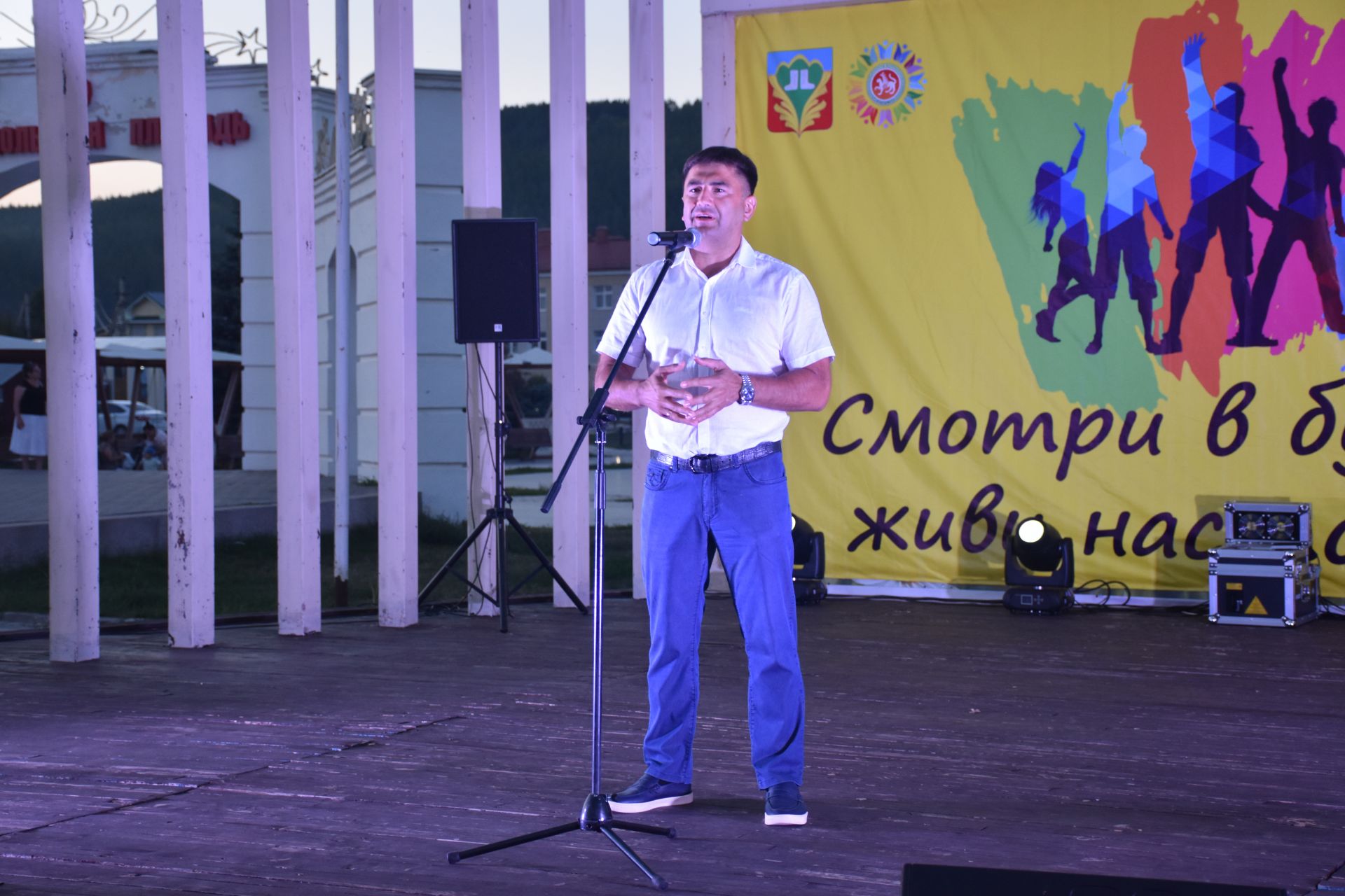 Встреча без галстуков, арт-базар, тренинги личностного роста: в Кукморе отпраздновали День молодежи