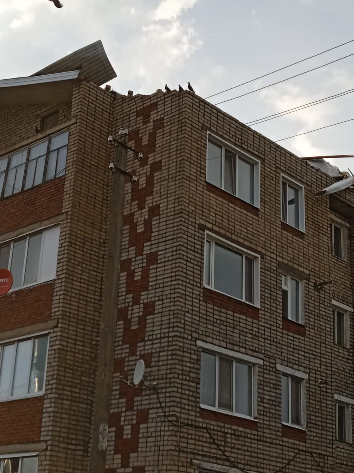 Видео: Ураган снес крышу многоэтажного дома и здания в Кукморе