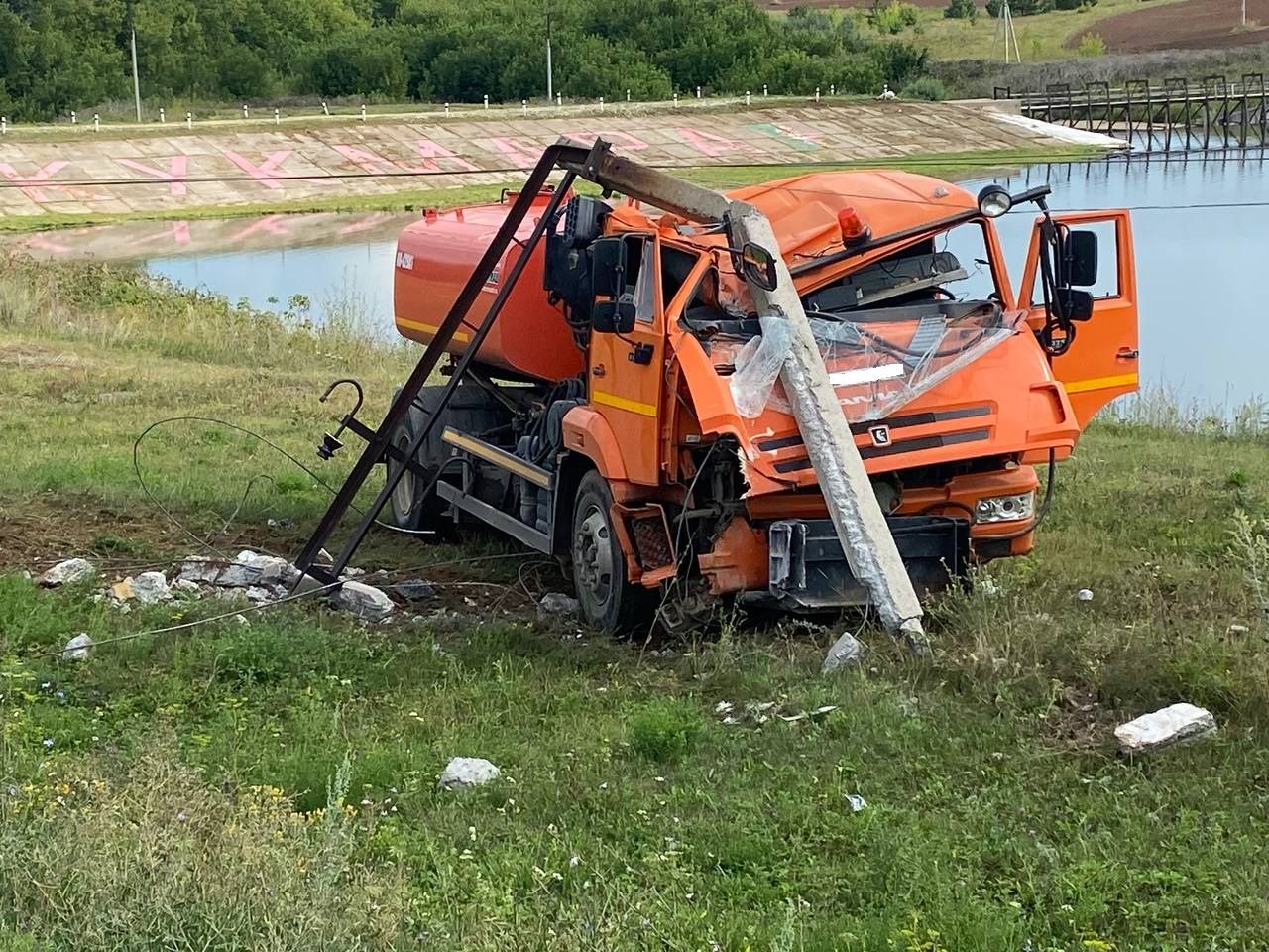 Кукмарада КамАЗ баганага бәрелгән